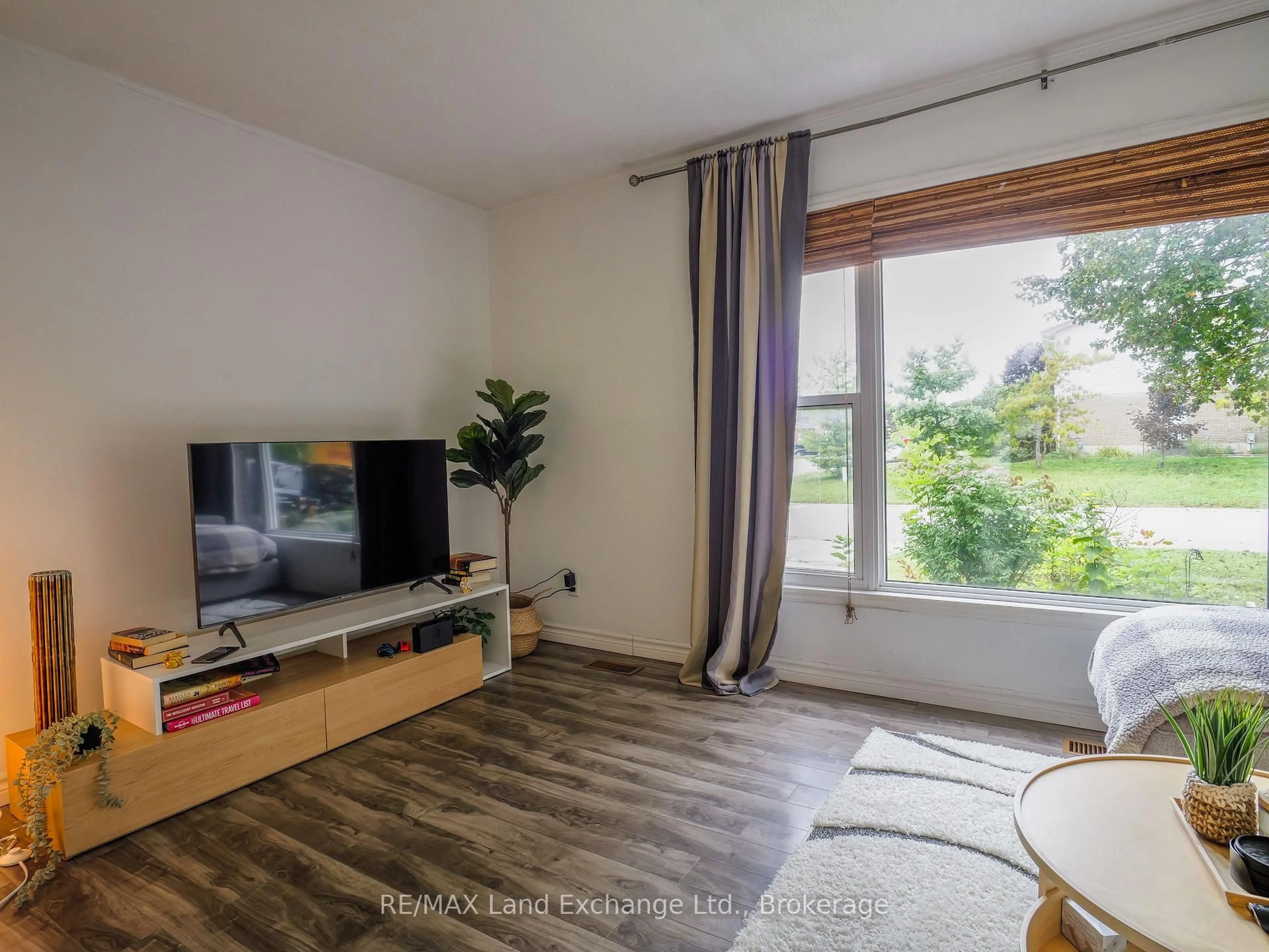 Living room with furniture, wood/laminate floor for 650 Barnes Ave, Saugeen Shores Ontario N0H 2C1