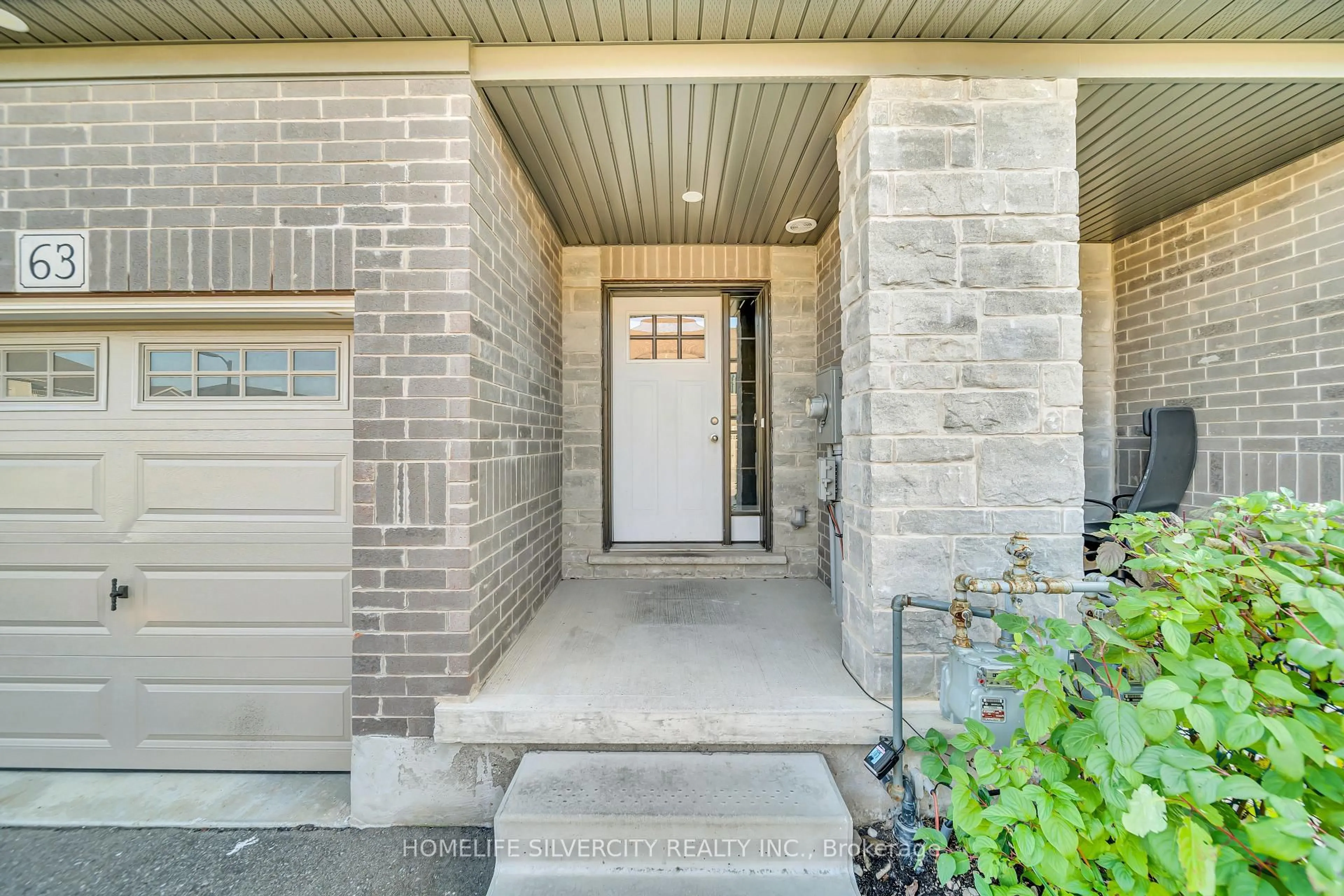 Indoor entryway for 135 Hardcastle Dr #63, Cambridge Ontario N1S 0B6
