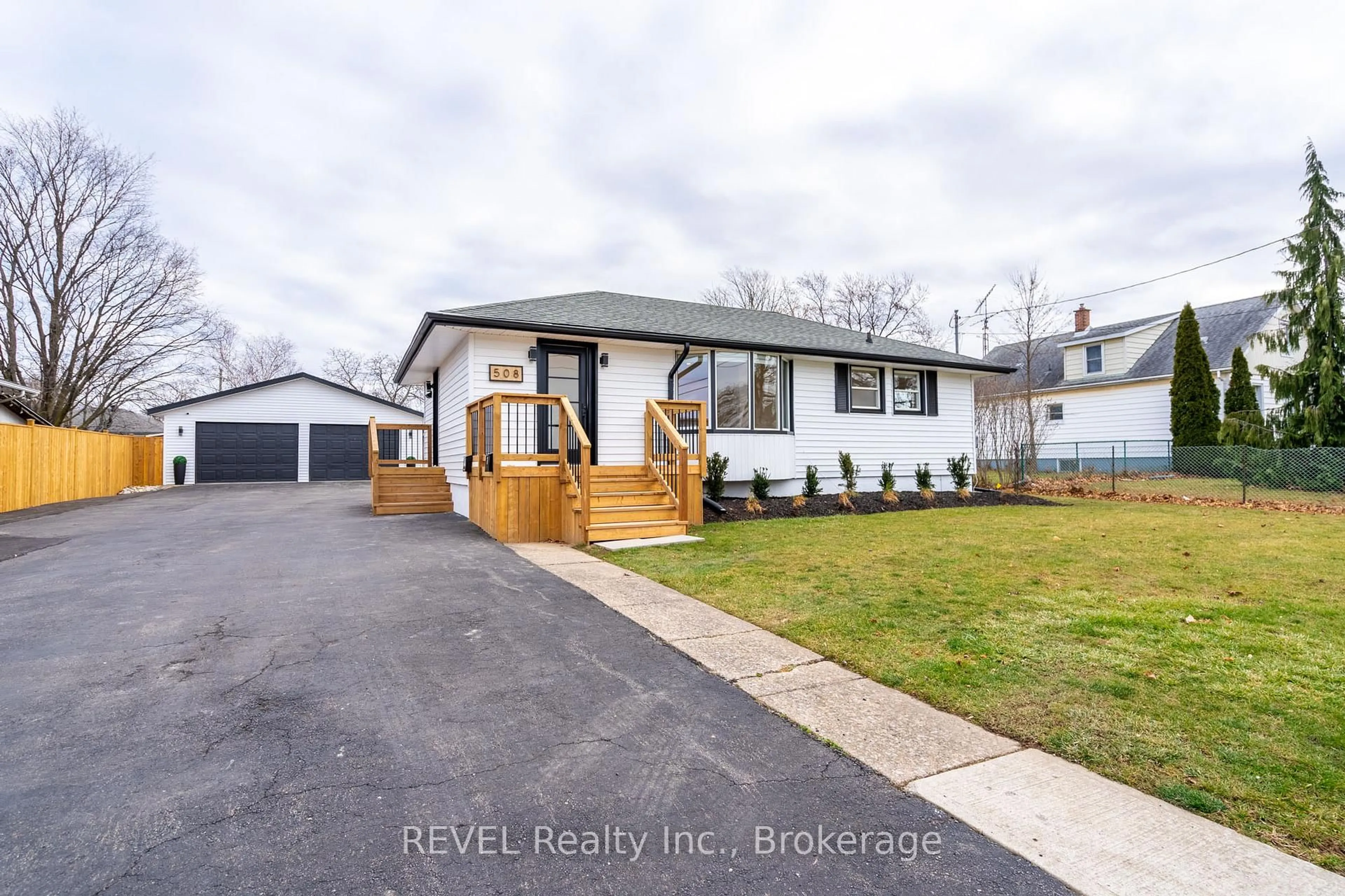 A pic from outside/outdoor area/front of a property/back of a property/a pic from drone, street for 508 Geneva St, St. Catharines Ontario L2R 2H6