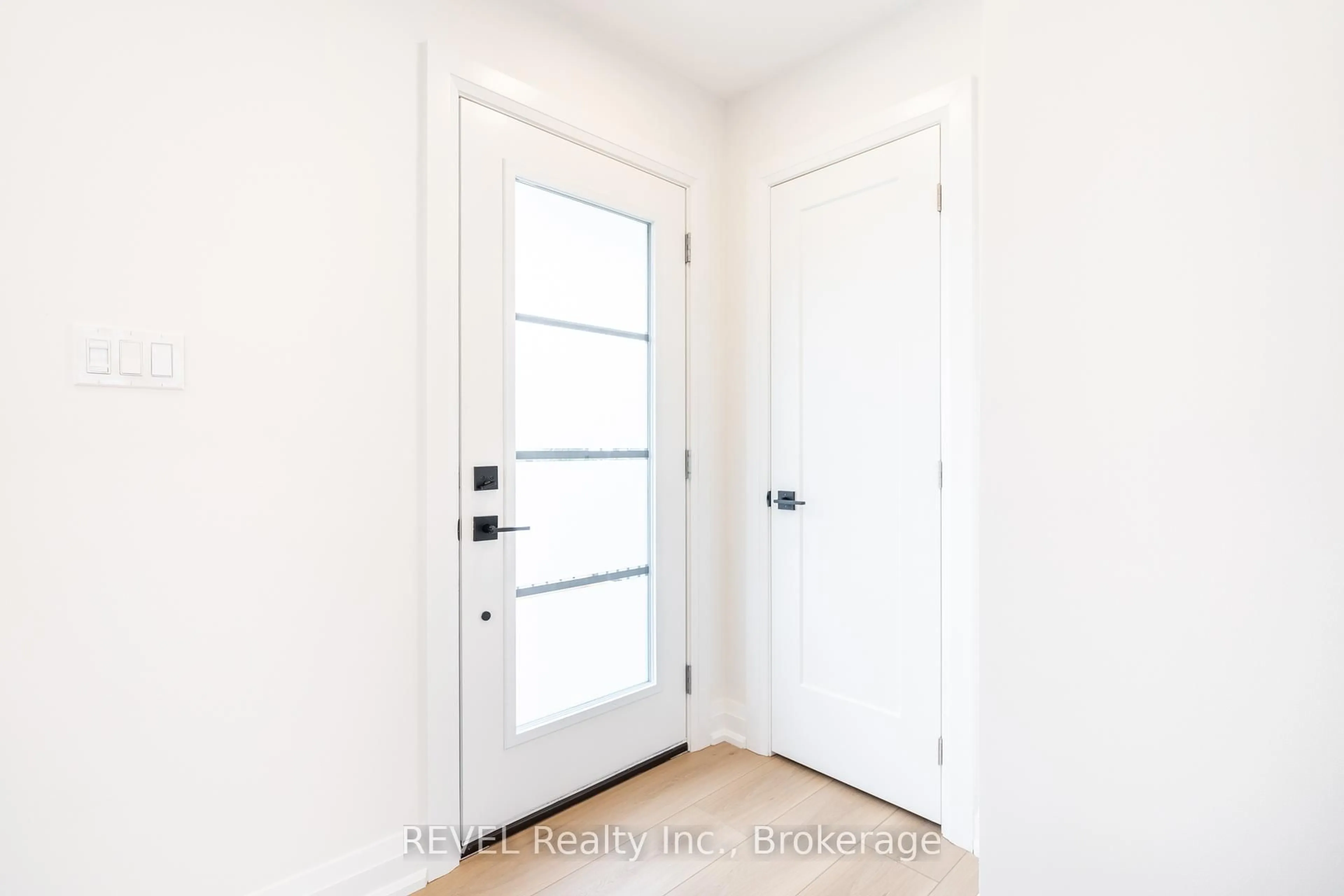 Indoor entryway for 508 Geneva St, St. Catharines Ontario L2R 2H6