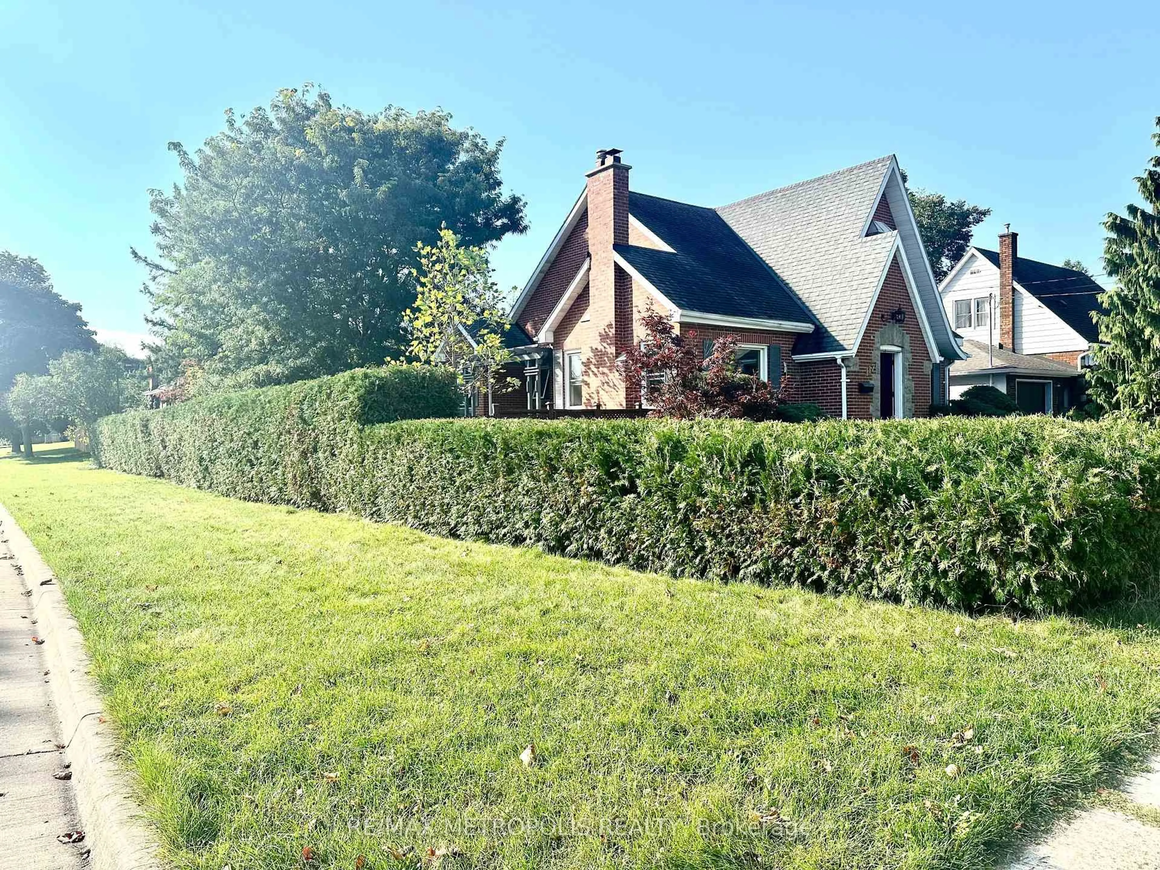 A pic from outside/outdoor area/front of a property/back of a property/a pic from drone, street for 117 Queensway Dr, Brantford Ontario N3R 4X1