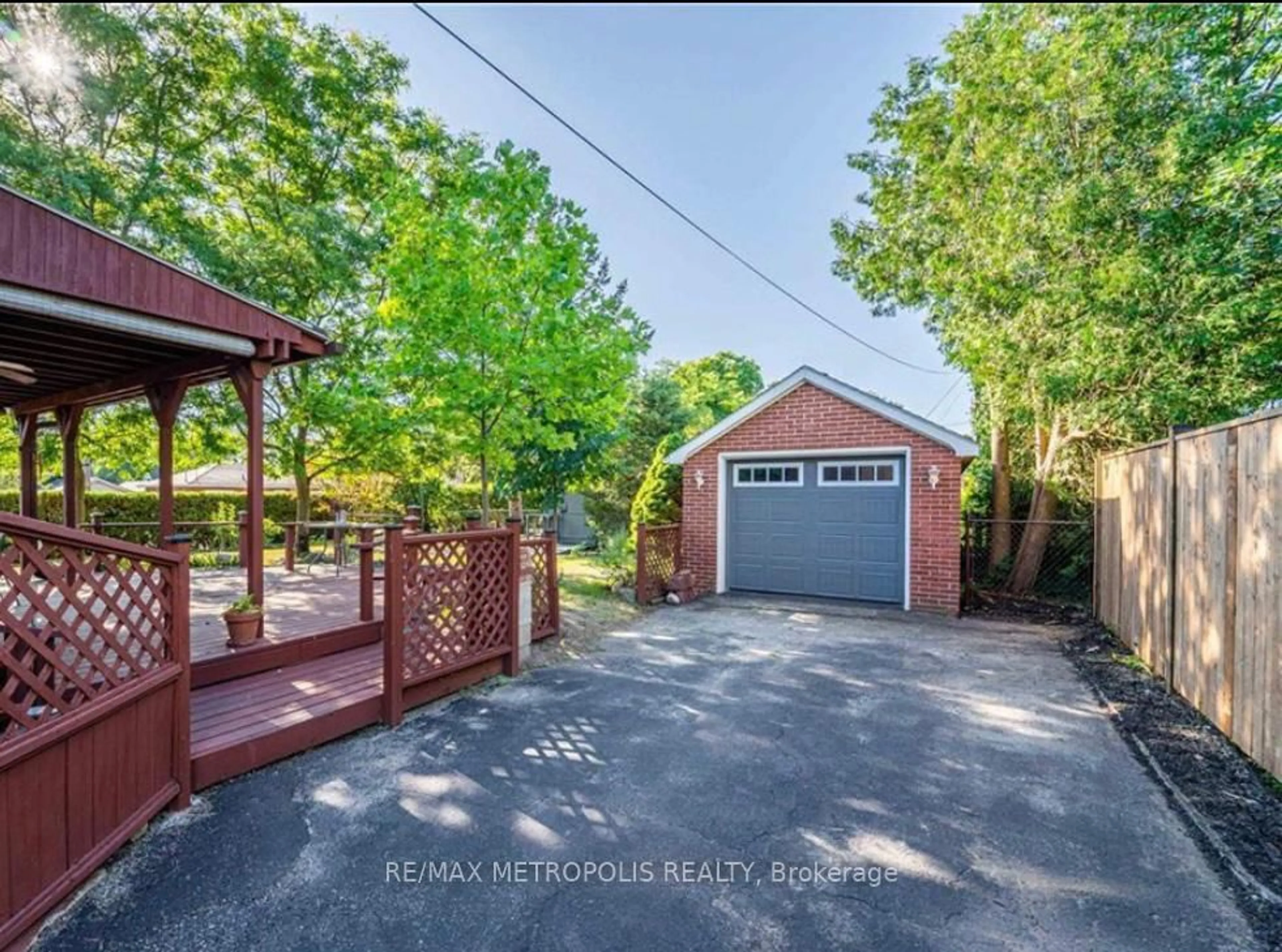 A pic from outside/outdoor area/front of a property/back of a property/a pic from drone, street for 117 Queensway Dr, Brantford Ontario N3R 4X1
