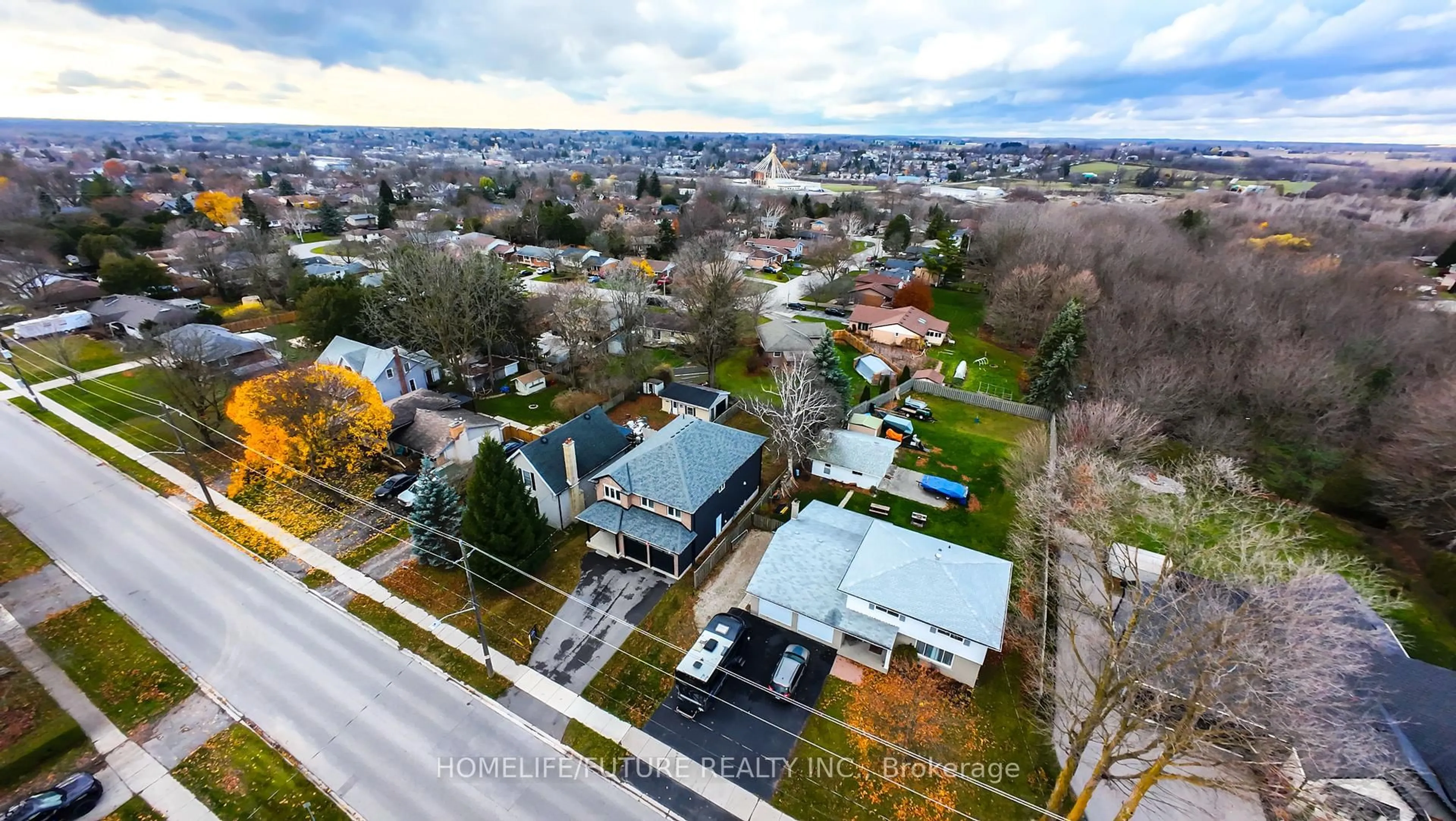 A pic from outside/outdoor area/front of a property/back of a property/a pic from drone, street for 249.5 King St, Ingersoll Ontario N5C 1H4
