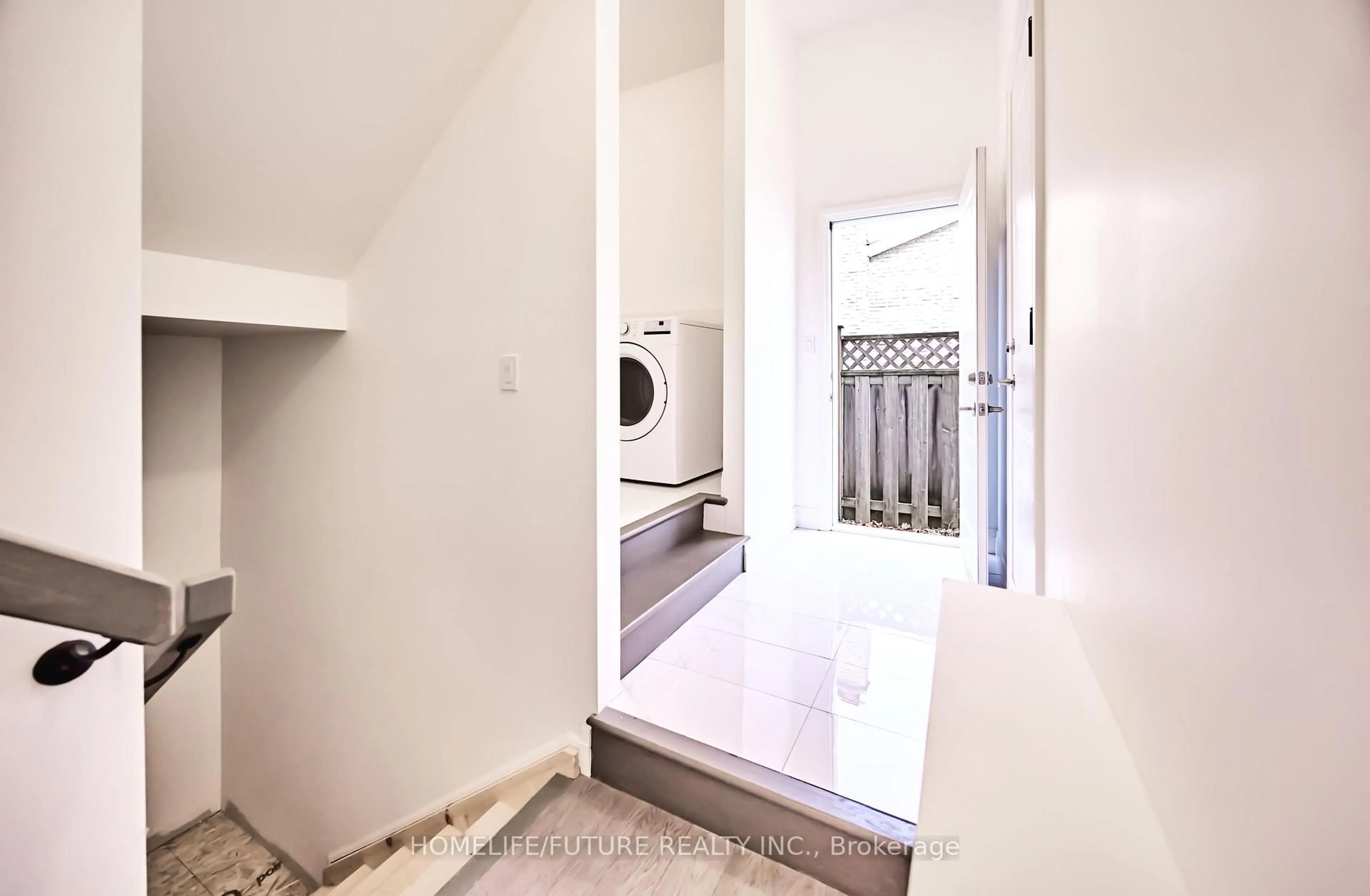 Laundry room for 249.5 King St, Ingersoll Ontario N5C 1H4