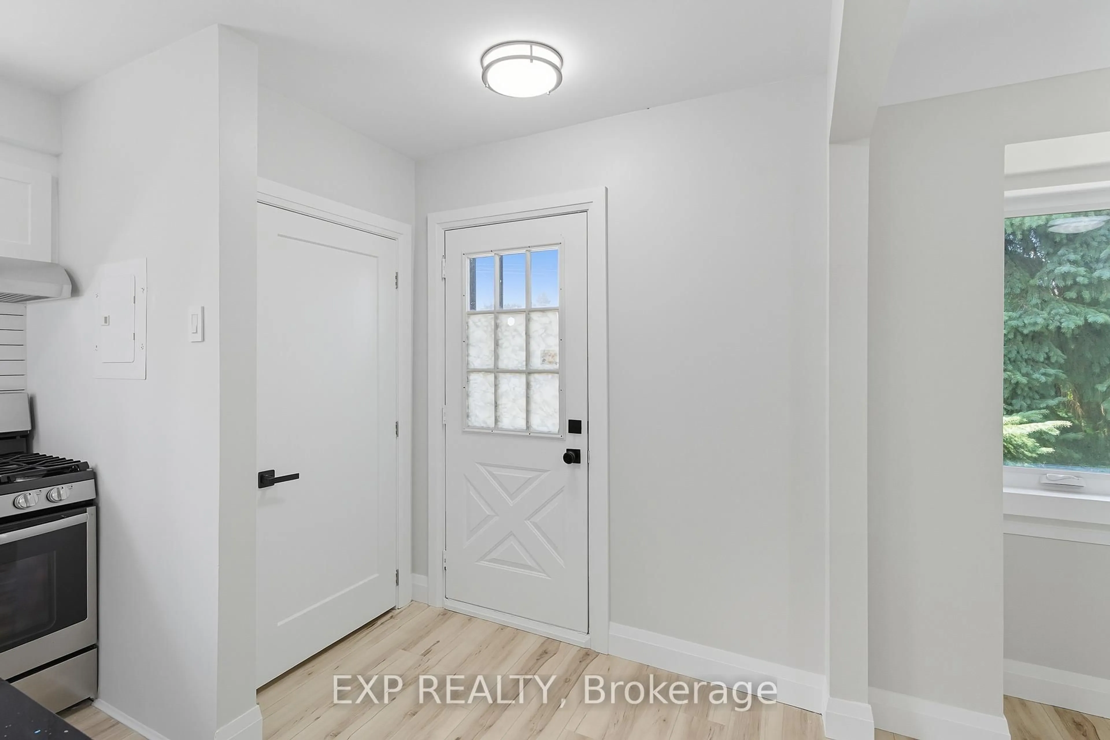 Indoor entryway for 397 East 28th St, Hamilton Ontario L8V 3J9