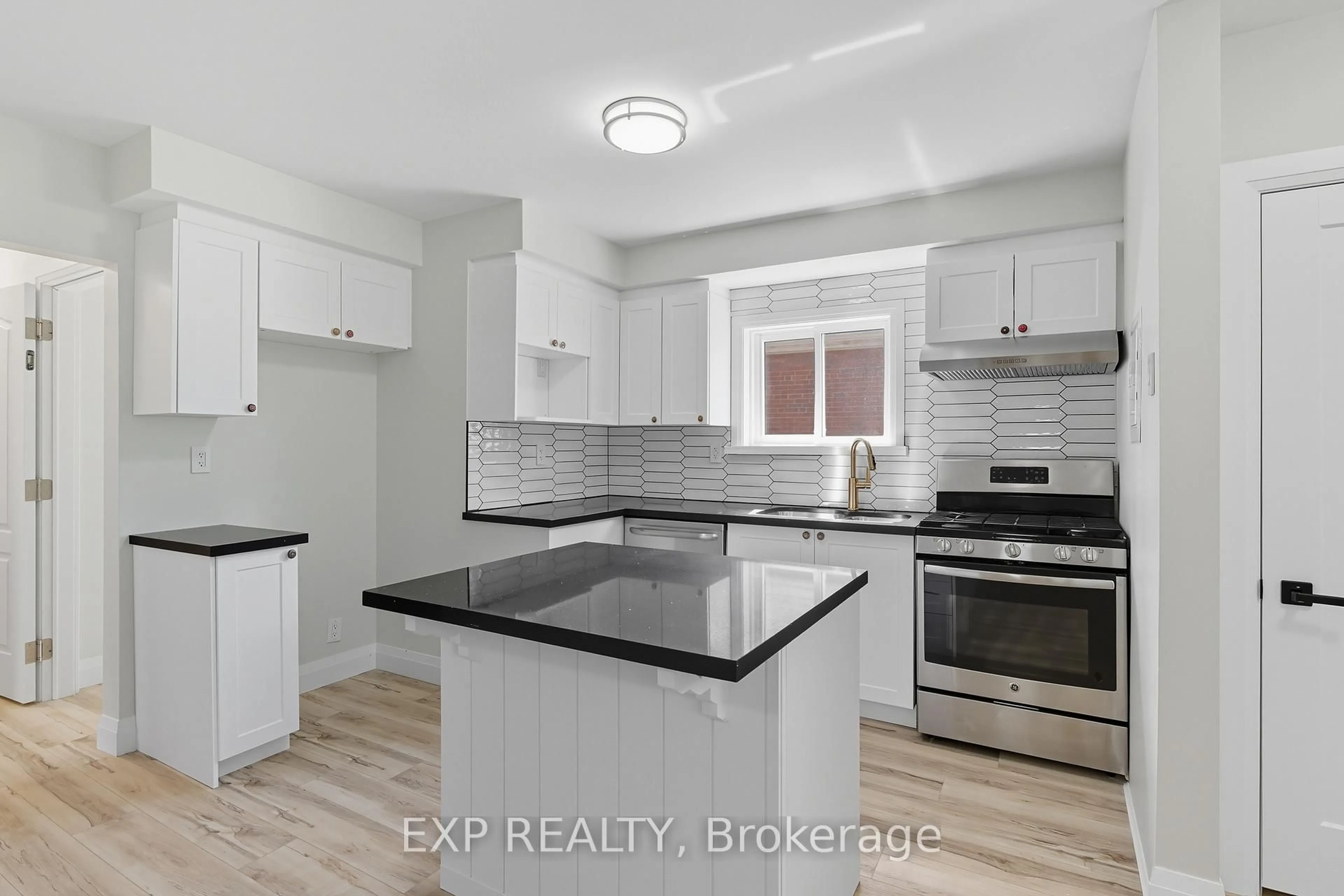 Standard kitchen, ceramic/tile floor for 397 East 28th St, Hamilton Ontario L8V 3J9