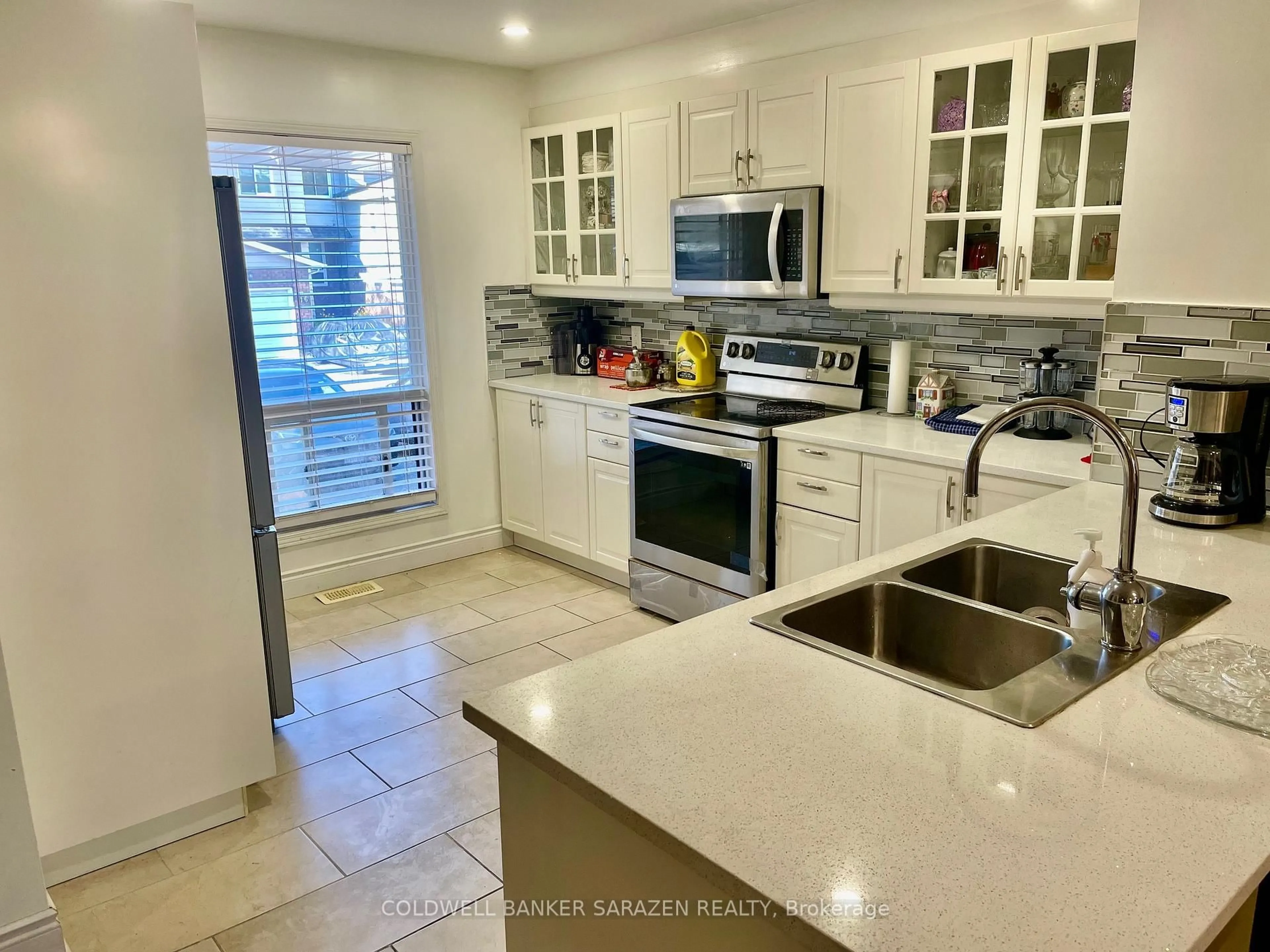 Open concept kitchen, ceramic/tile floor for 15 Sturbridge Private, Ottawa Ontario K1T 3J6