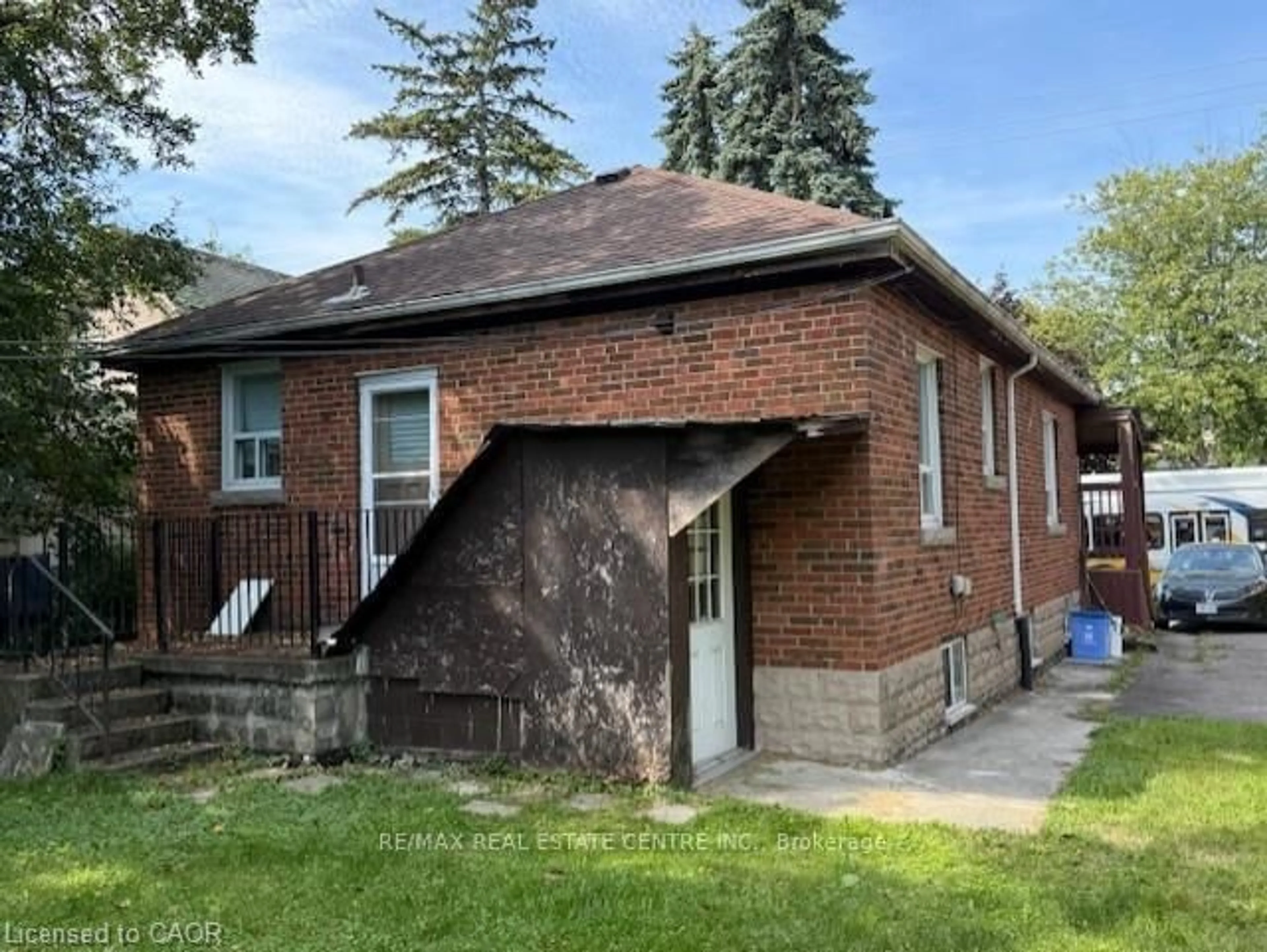 Home with brick exterior material, building for 77 Emerson St, Hamilton Ontario L8S 2X5
