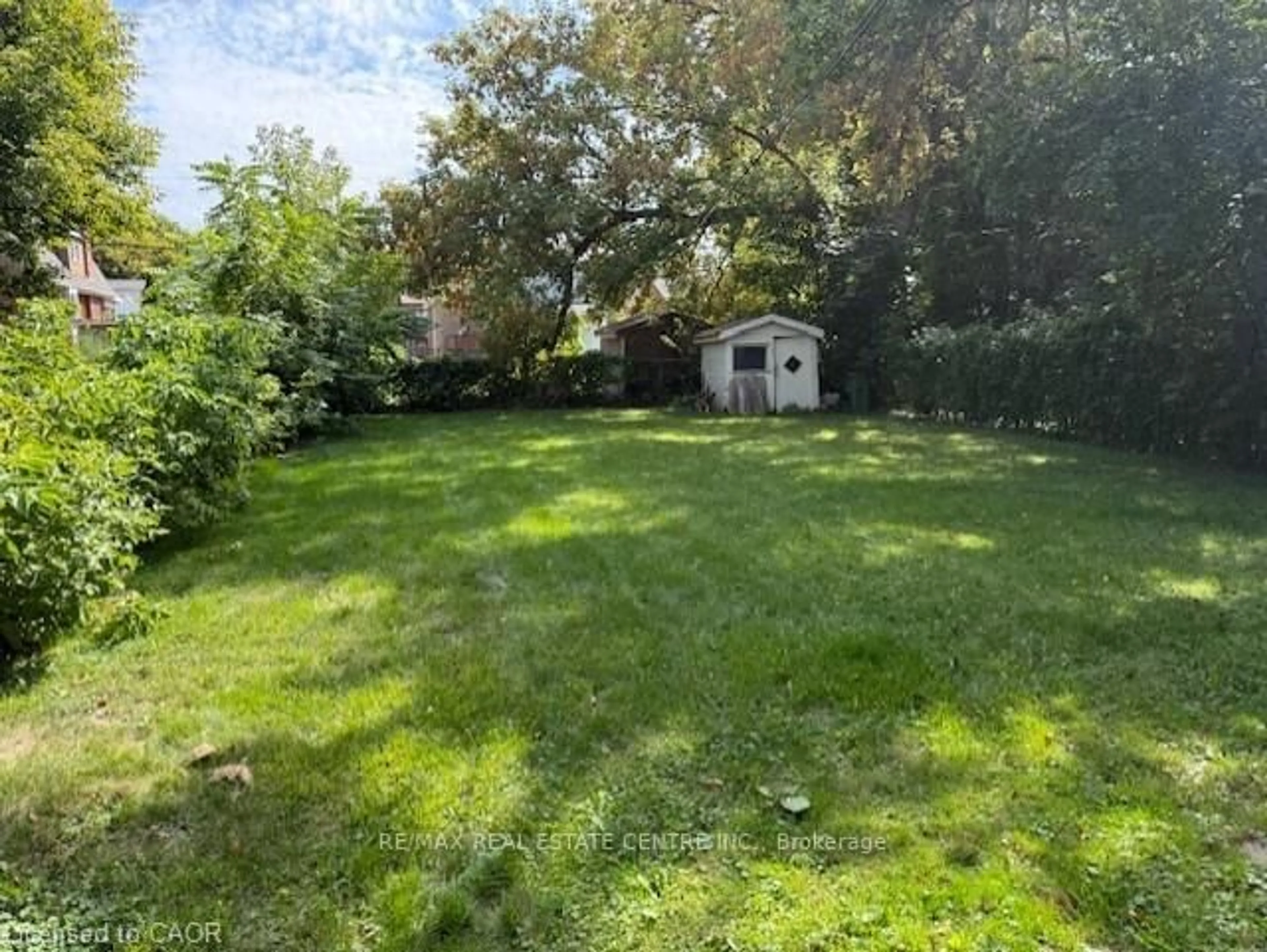 A pic from outside/outdoor area/front of a property/back of a property/a pic from drone, forest/trees view for 77 Emerson St, Hamilton Ontario L8S 2X5