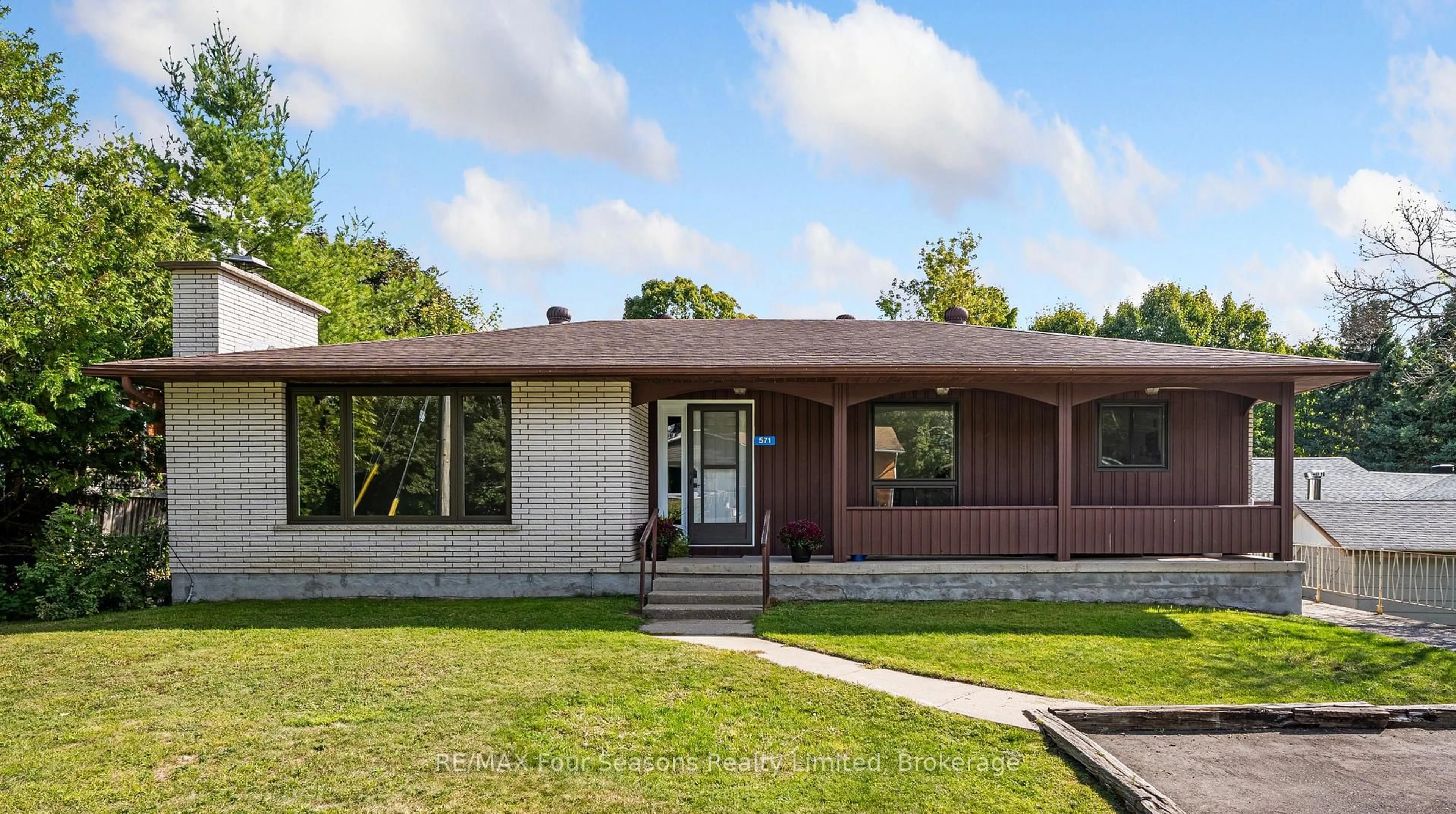 Home with brick exterior material, street for 571 David St, Gravenhurst Ontario P1P 1M1