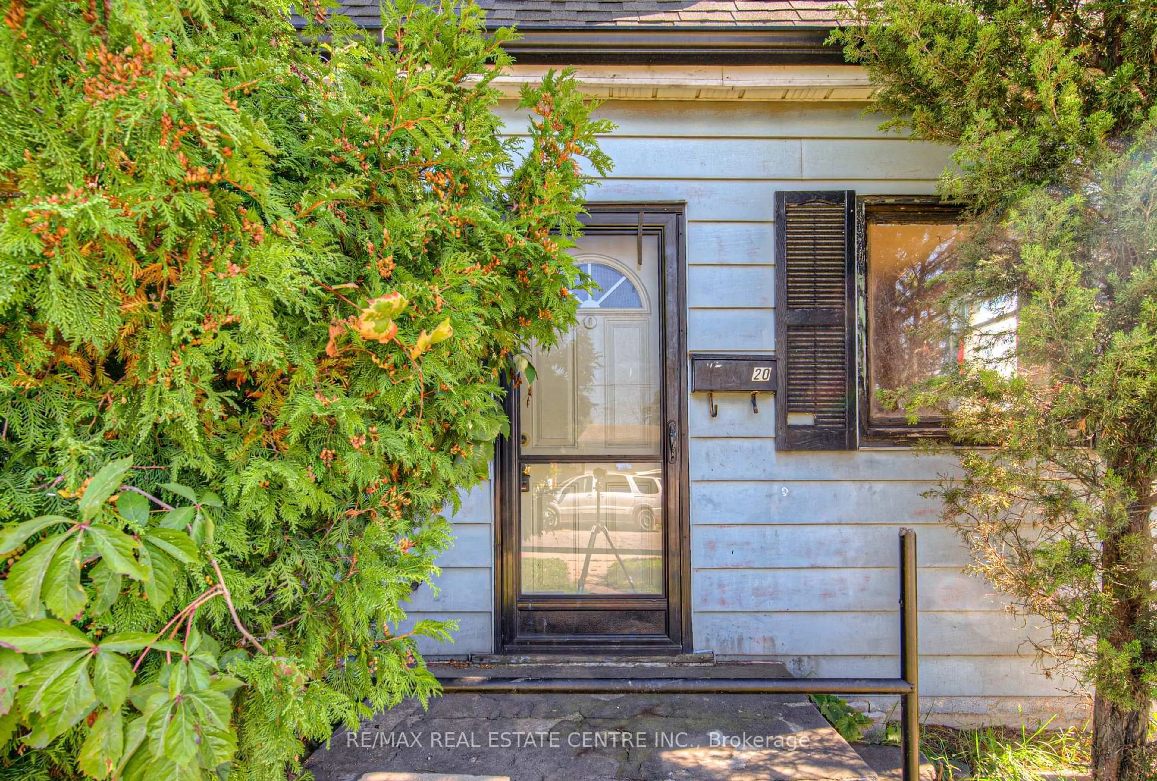 Indoor entryway for 20 Beatty Ave, Hamilton Ontario L8H 3P4
