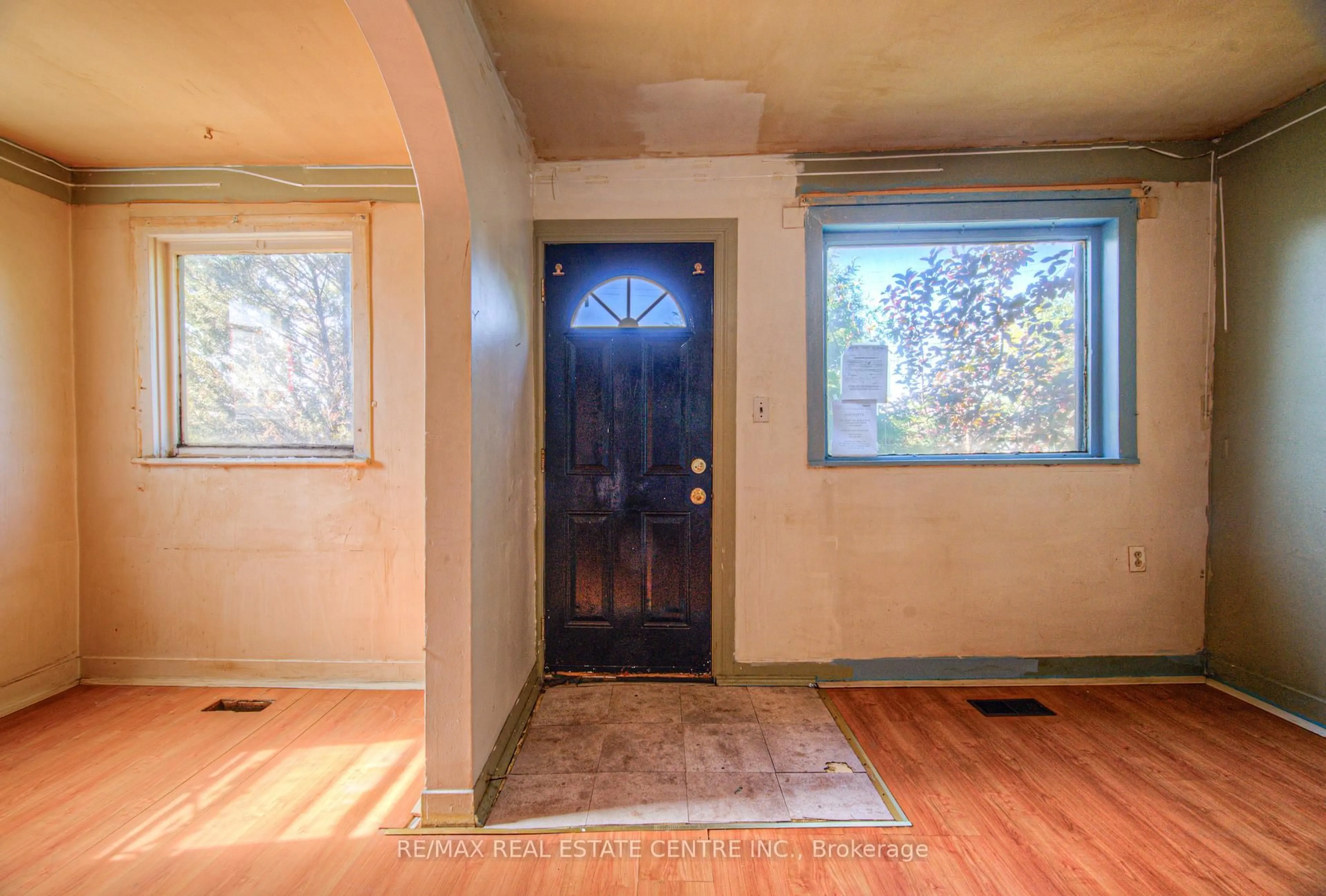 Indoor entryway for 20 Beatty Ave, Hamilton Ontario L8H 3P4