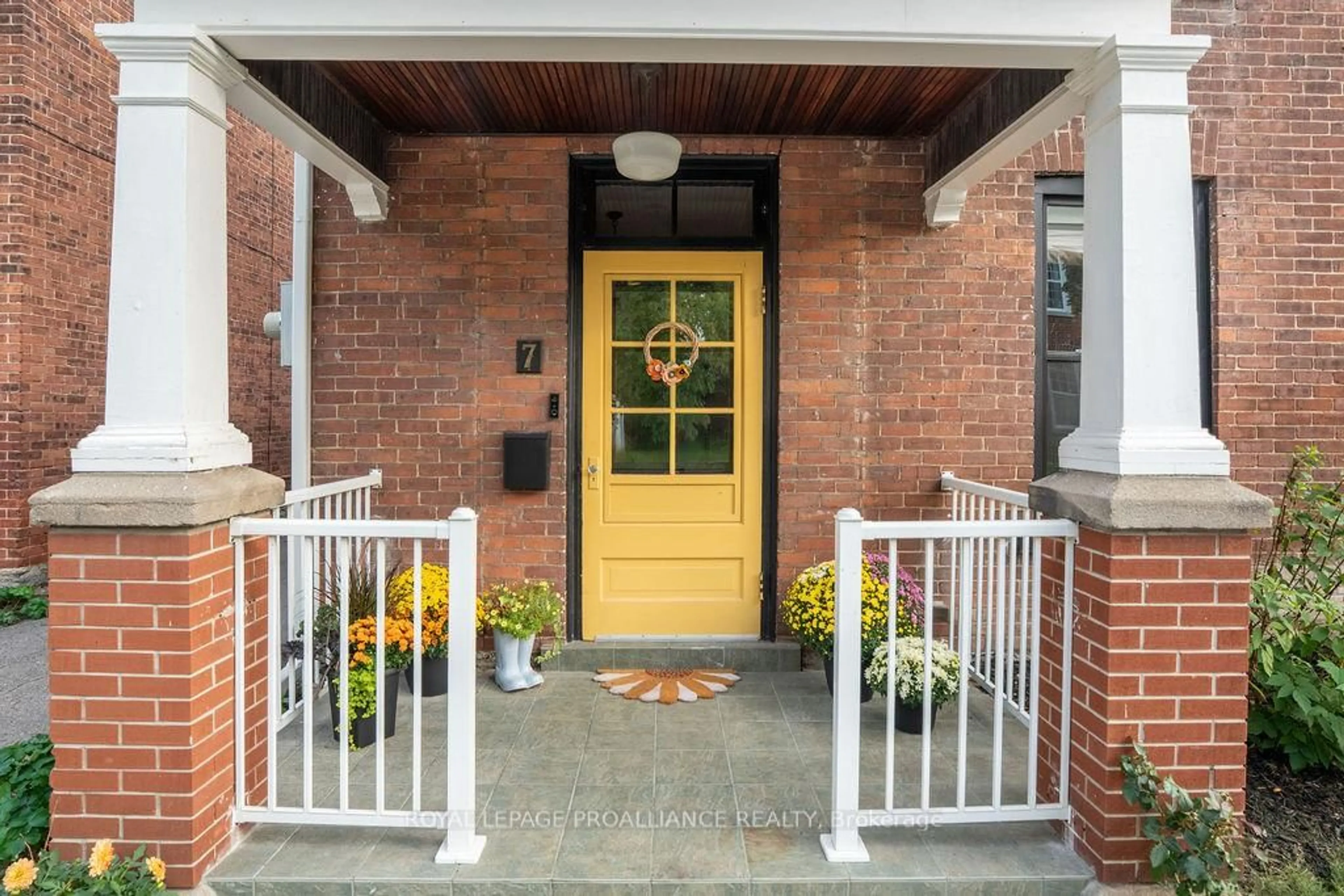 Indoor entryway for 7 Forin St, Belleville Ontario K8N 2H5