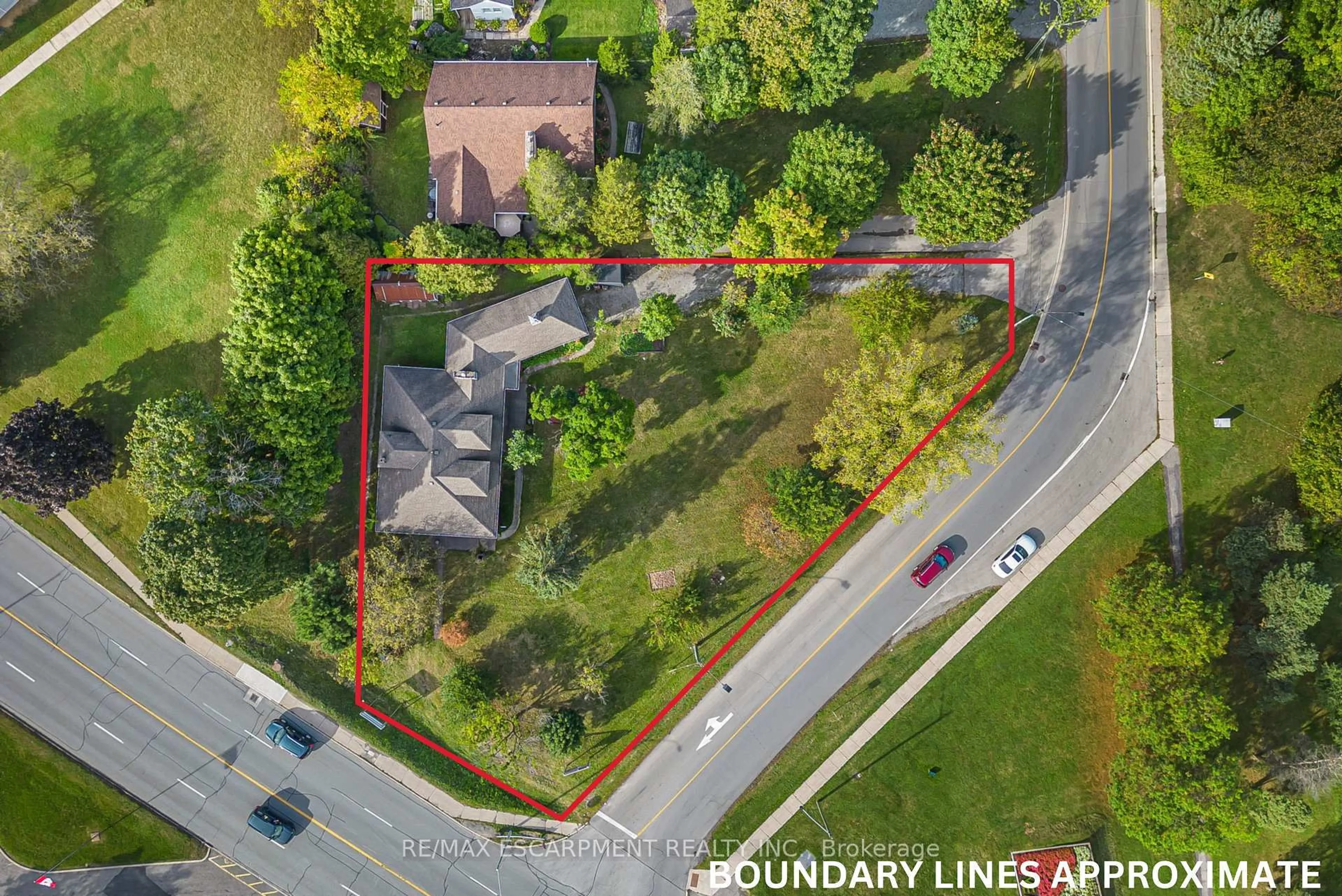A pic from outside/outdoor area/front of a property/back of a property/a pic from drone, mountain view for 21 First Ave, Welland Ontario L3C 1X7