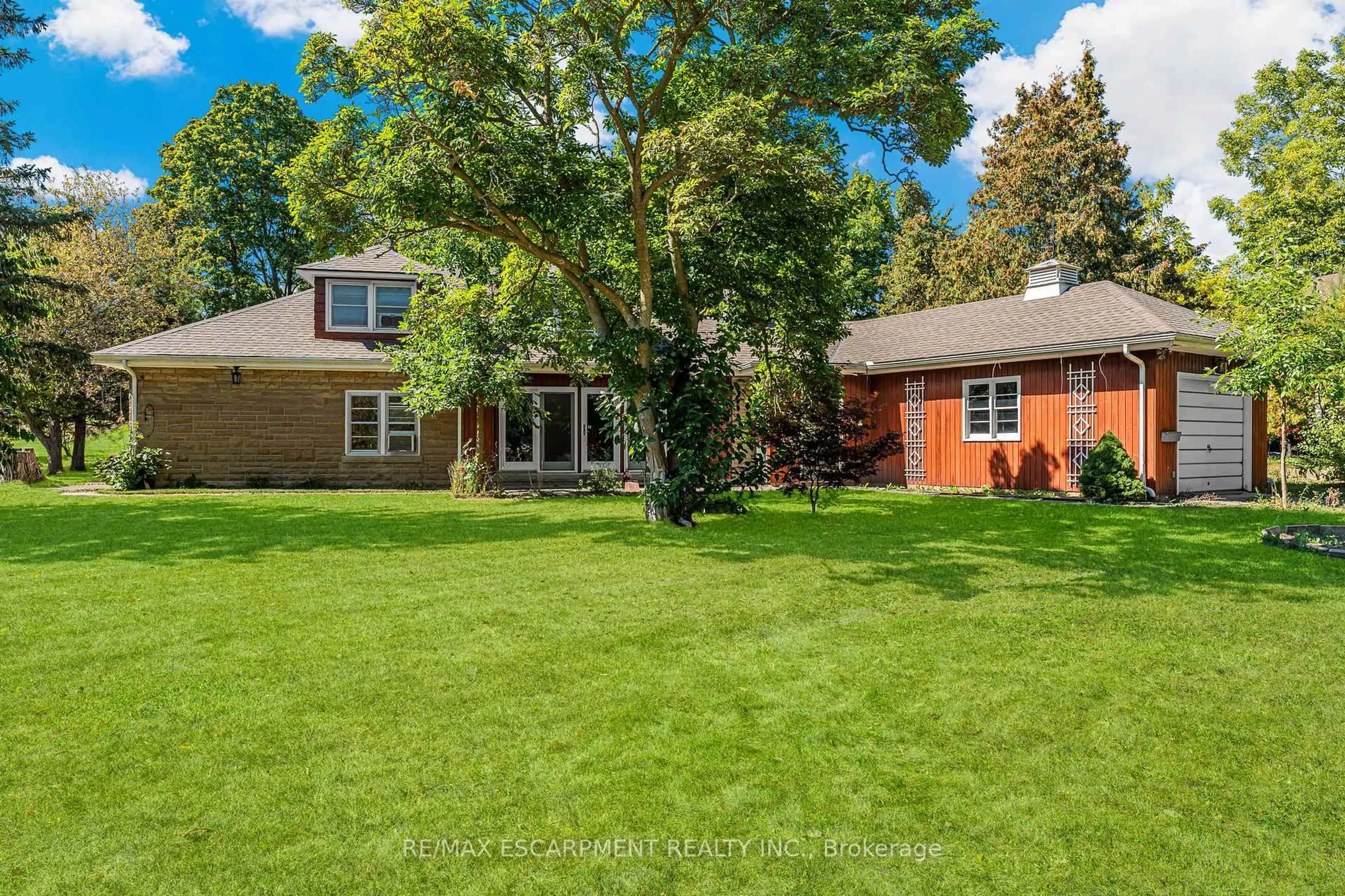 A pic from outside/outdoor area/front of a property/back of a property/a pic from drone, street for 21 First Ave, Welland Ontario L3C 1X7