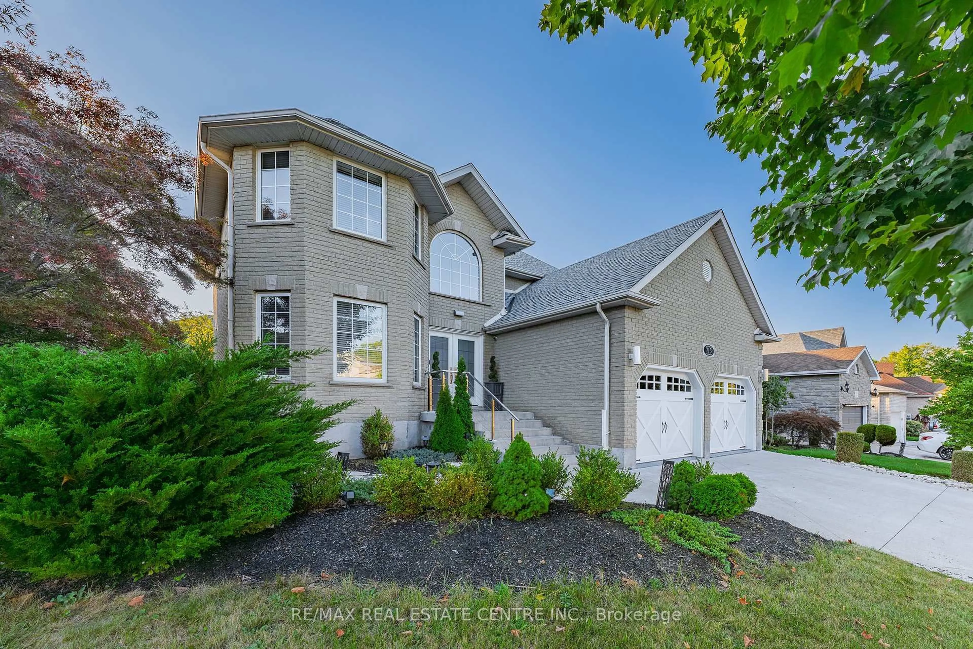 Home with vinyl exterior material, street for 715 BURNETT Ave, Cambridge Ontario N1T 1P1