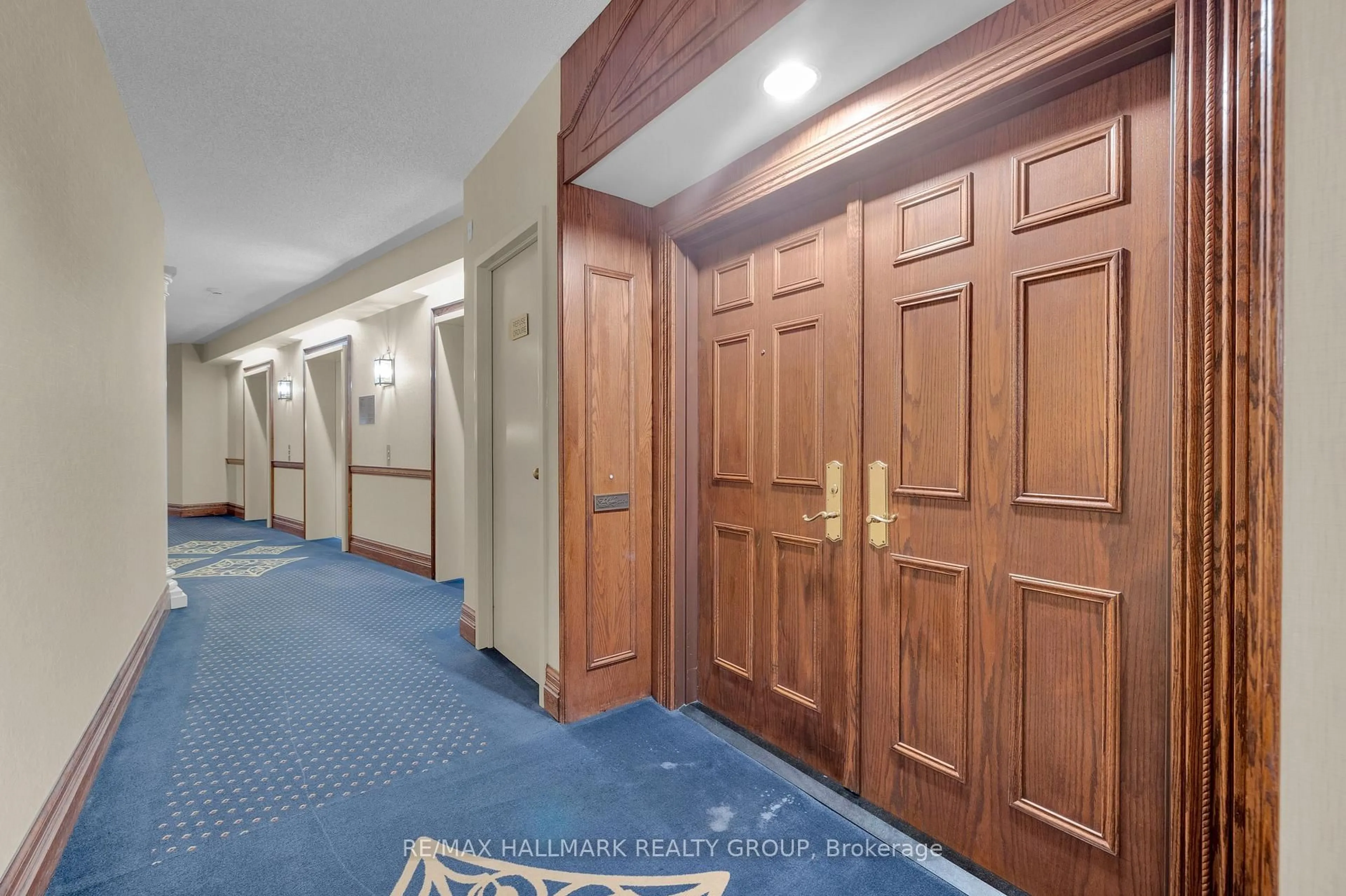Indoor foyer for 1480 Riverside Dr #2204, Ottawa Ontario K1G 5H2