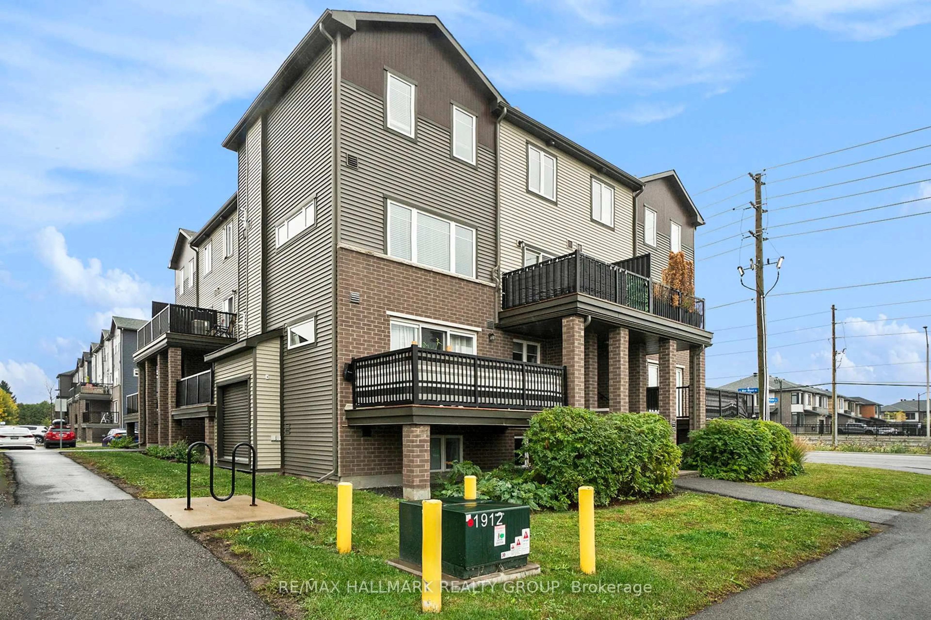 Patio, street for 512 Decoeur Dr #B, Ottawa Ontario K4A 5H5