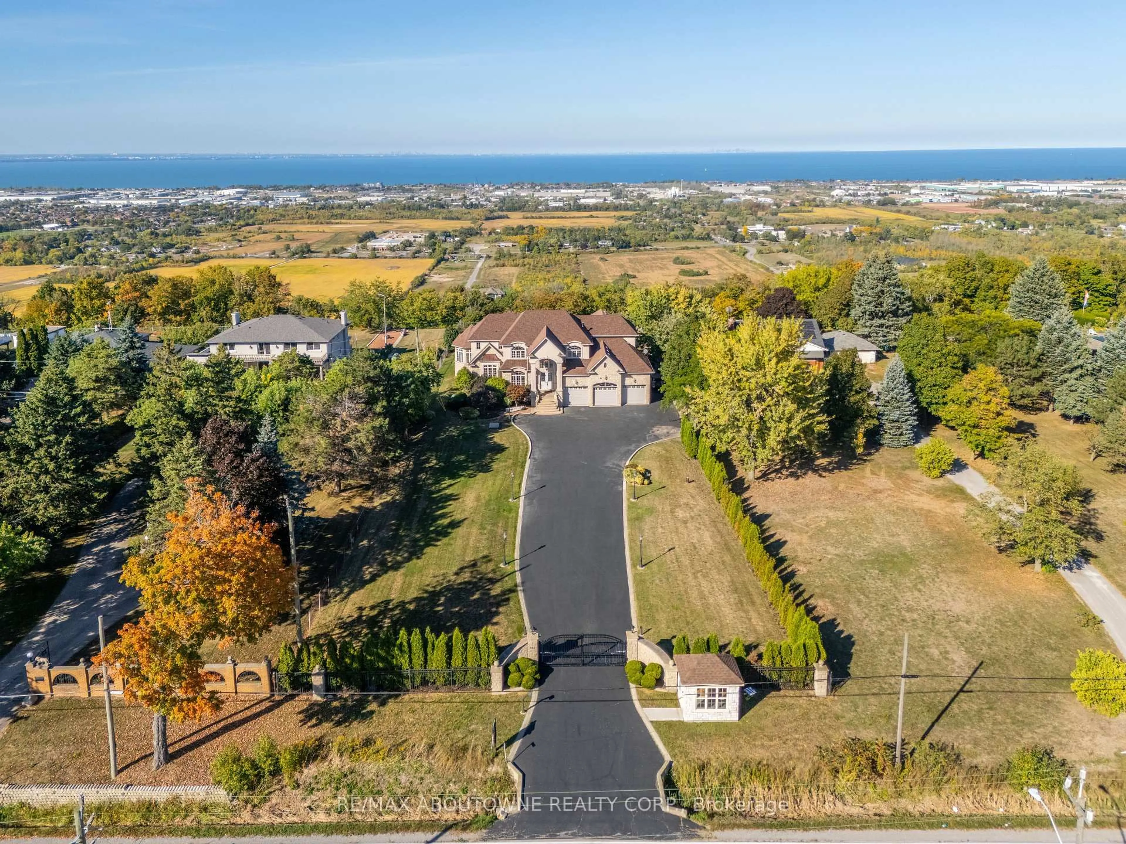 A pic from outside/outdoor area/front of a property/back of a property/a pic from drone, water/lake/river/ocean view for 803 Ridge Rd, Hamilton Ontario L8J 2Y3