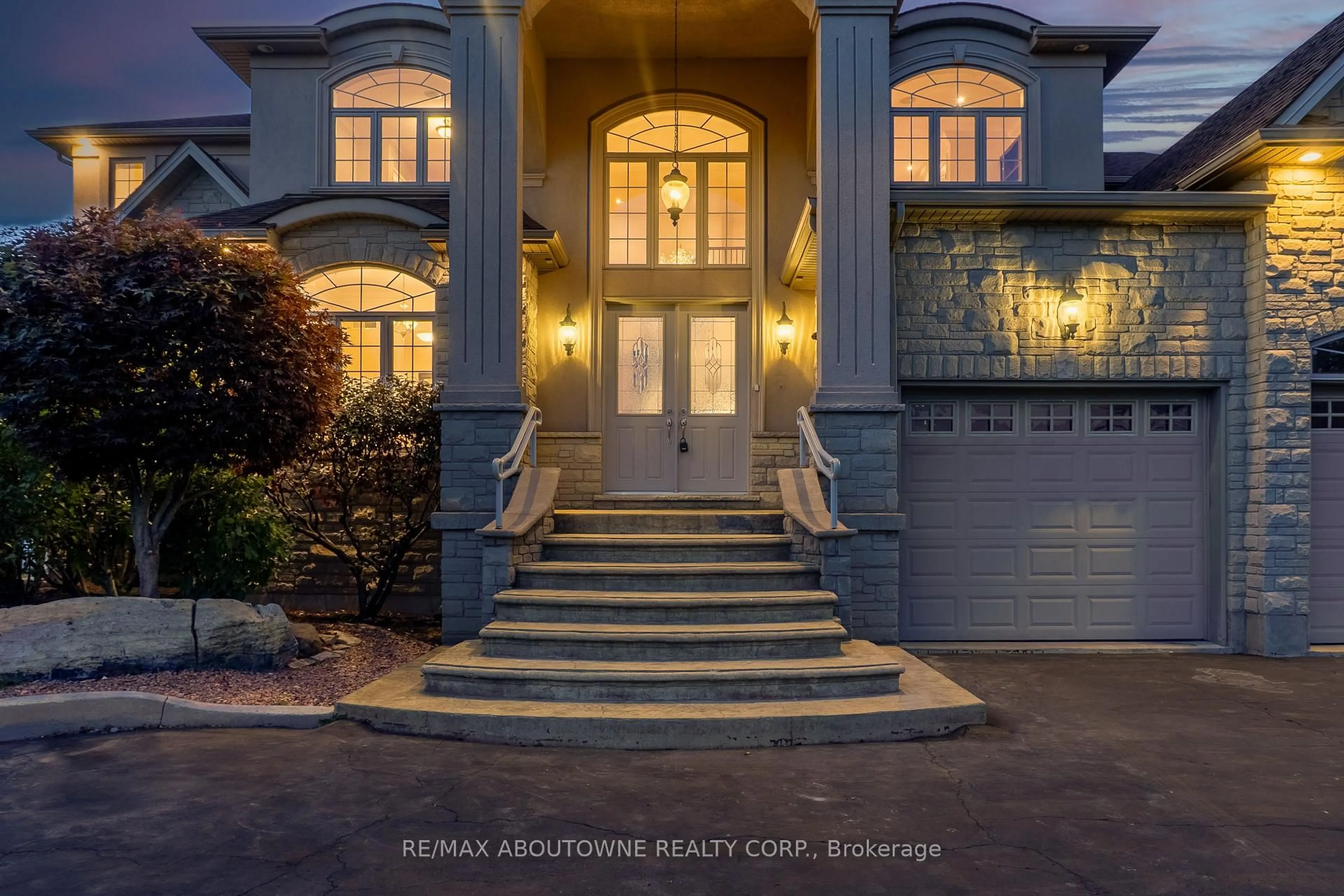 Indoor entryway for 803 Ridge Rd, Hamilton Ontario L8J 2Y3