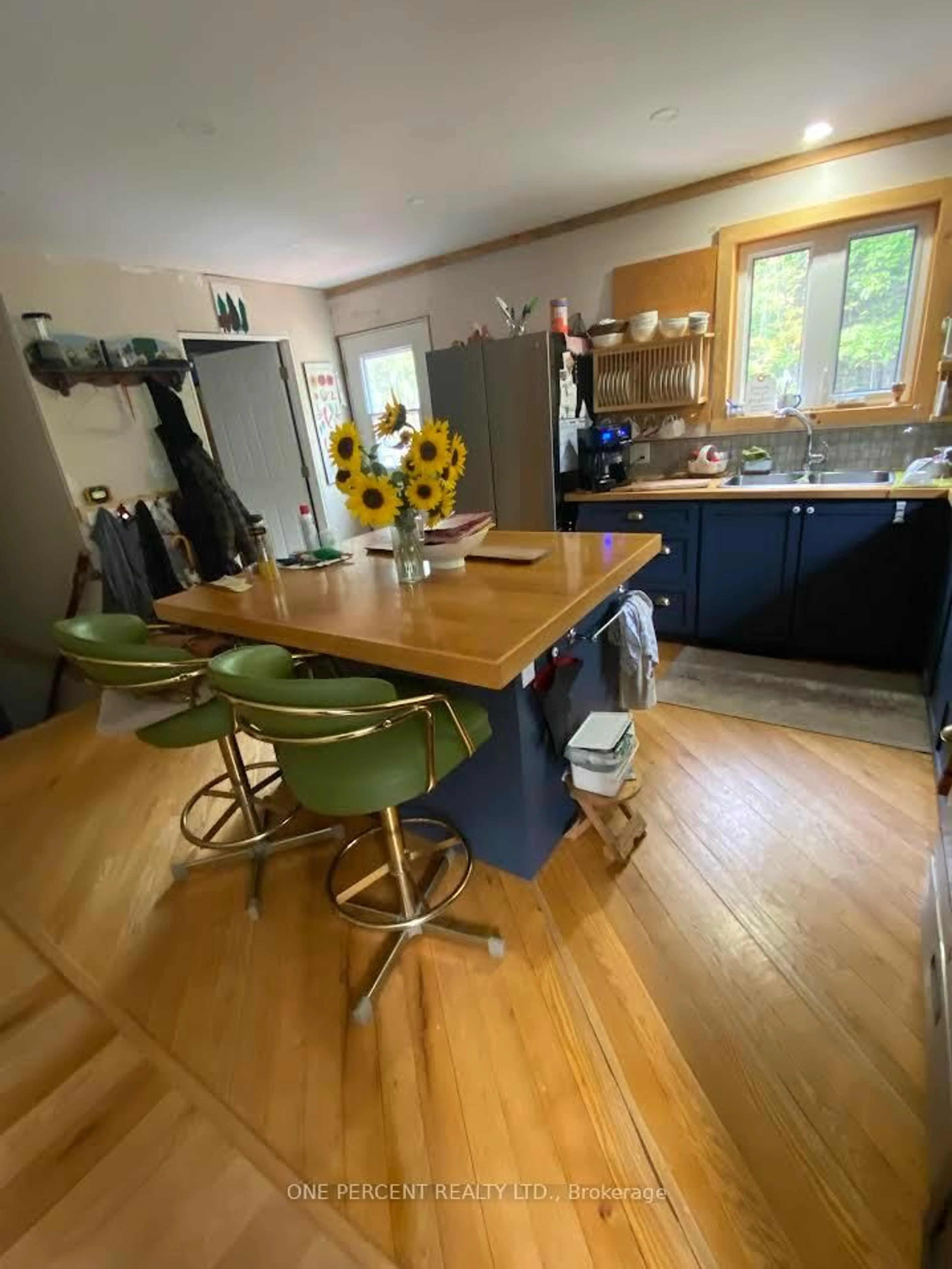 Open concept kitchen, wood/laminate floor for 1070 Vankoughnet Rd, Bracebridge Ontario P1L 1X1