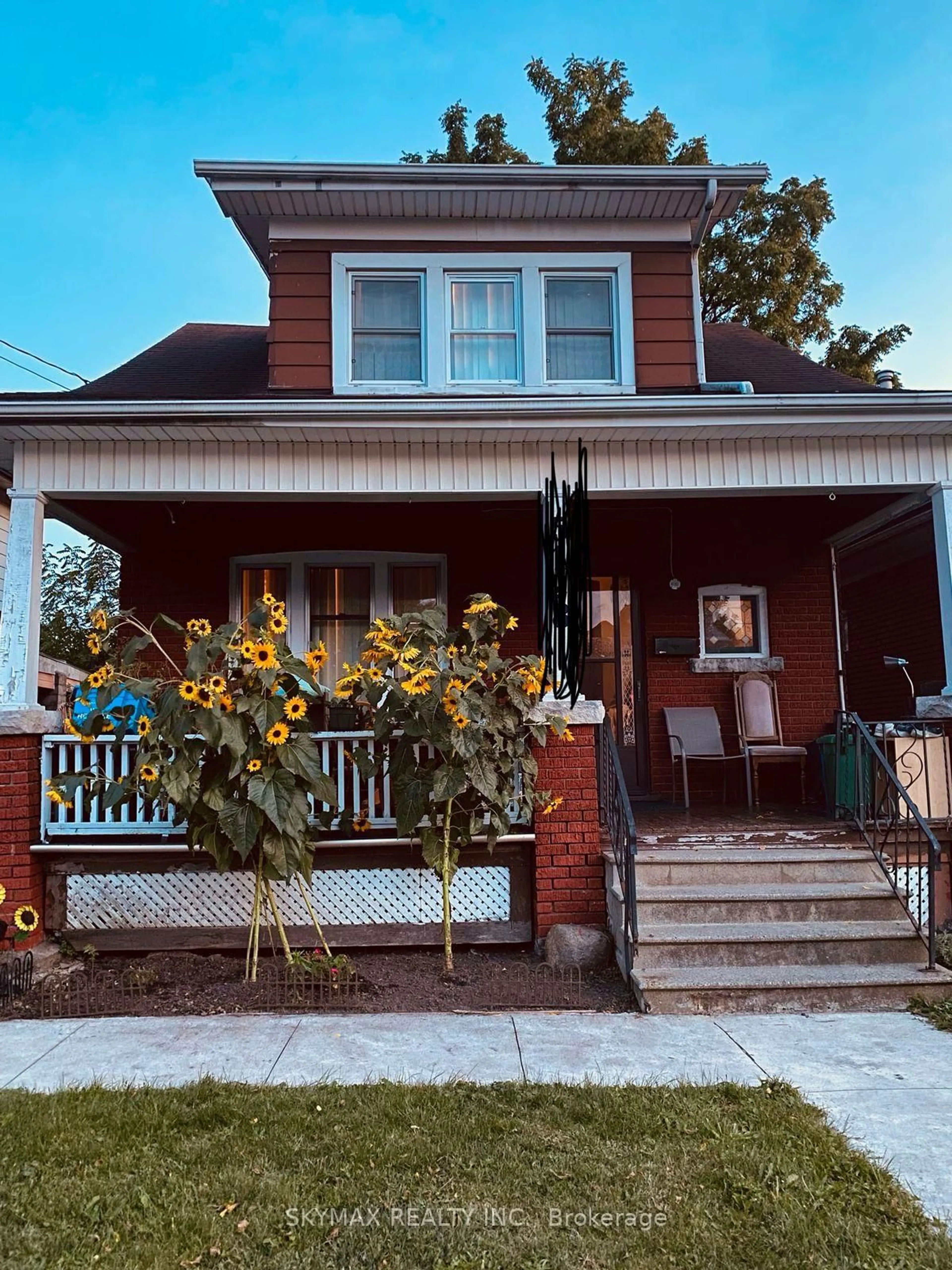 Home with vinyl exterior material, street for 5128 Willmott St, Niagara Falls Ontario L2E 2A3