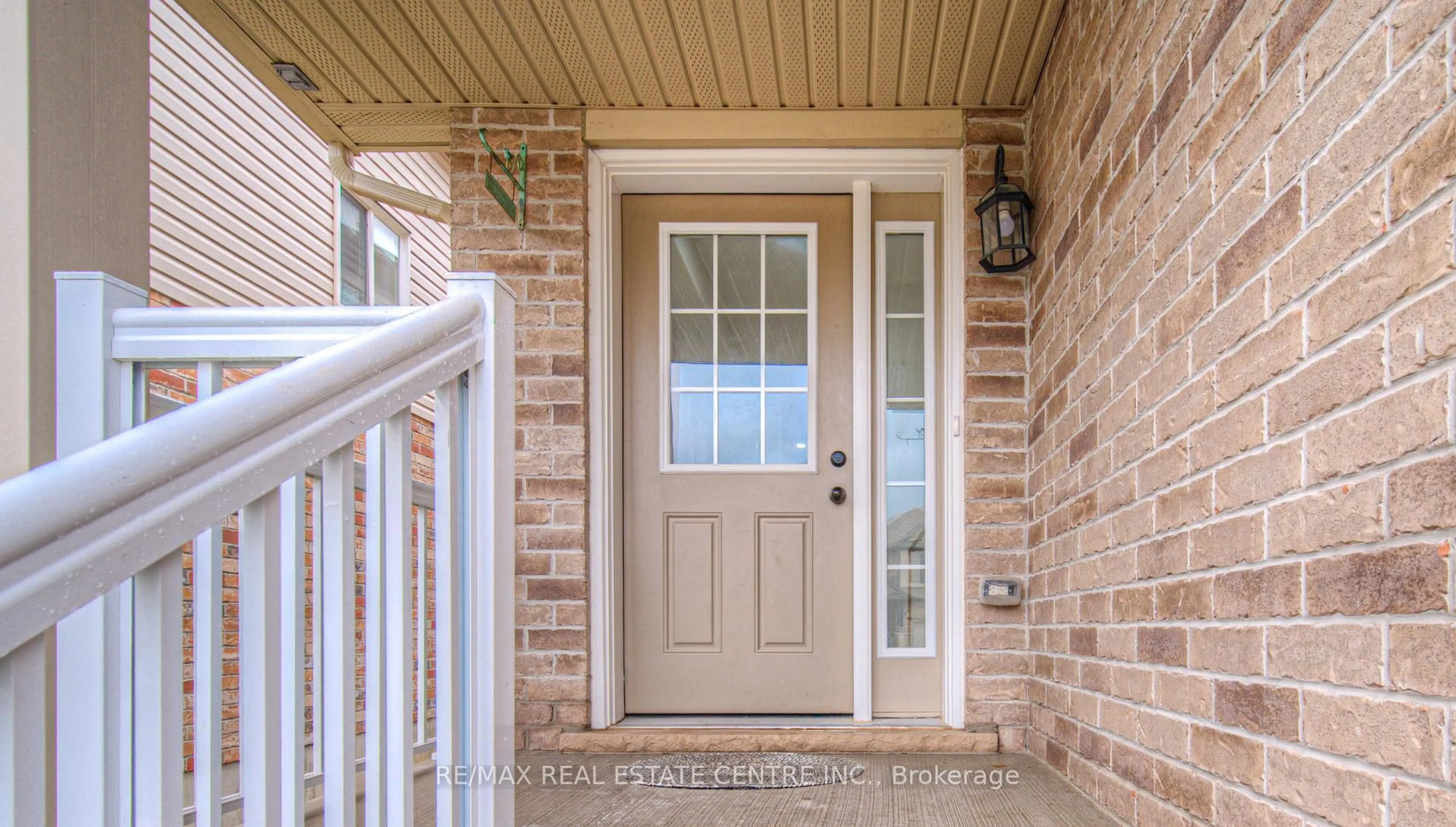 Indoor entryway for 434 Woodbine Ave, Kitchener Ontario N2R 0A6