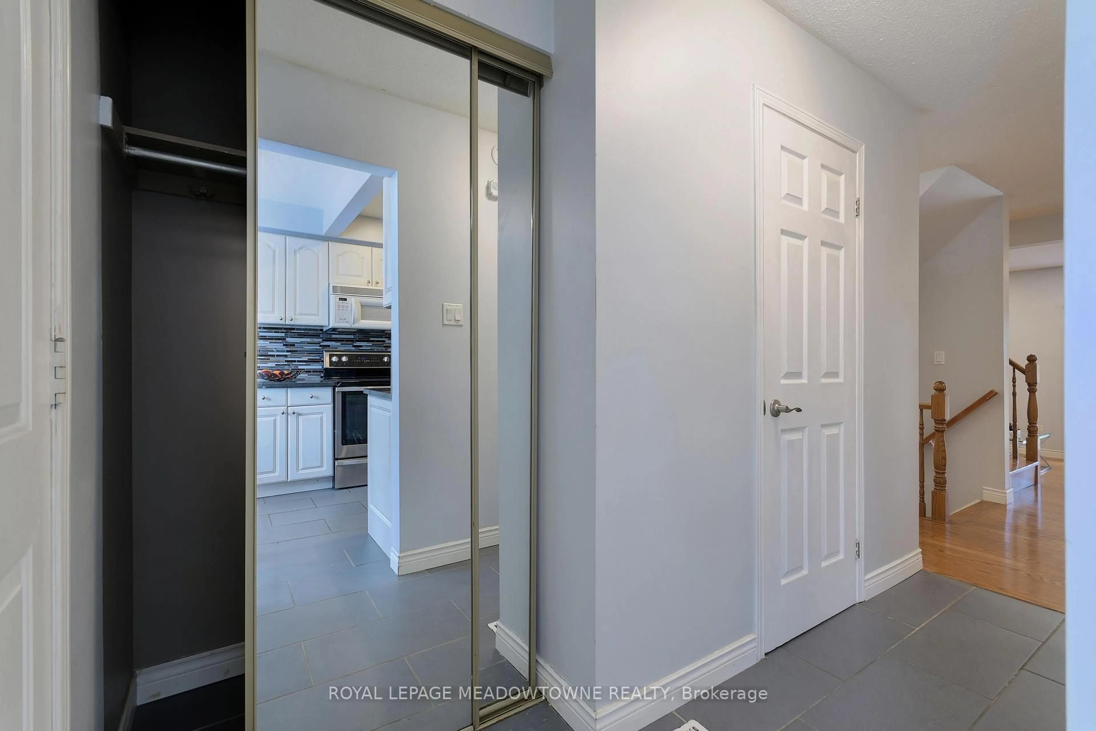 Indoor entryway for 800 Upper Paradise Rd #34, Hamilton Ontario L9C 7L2