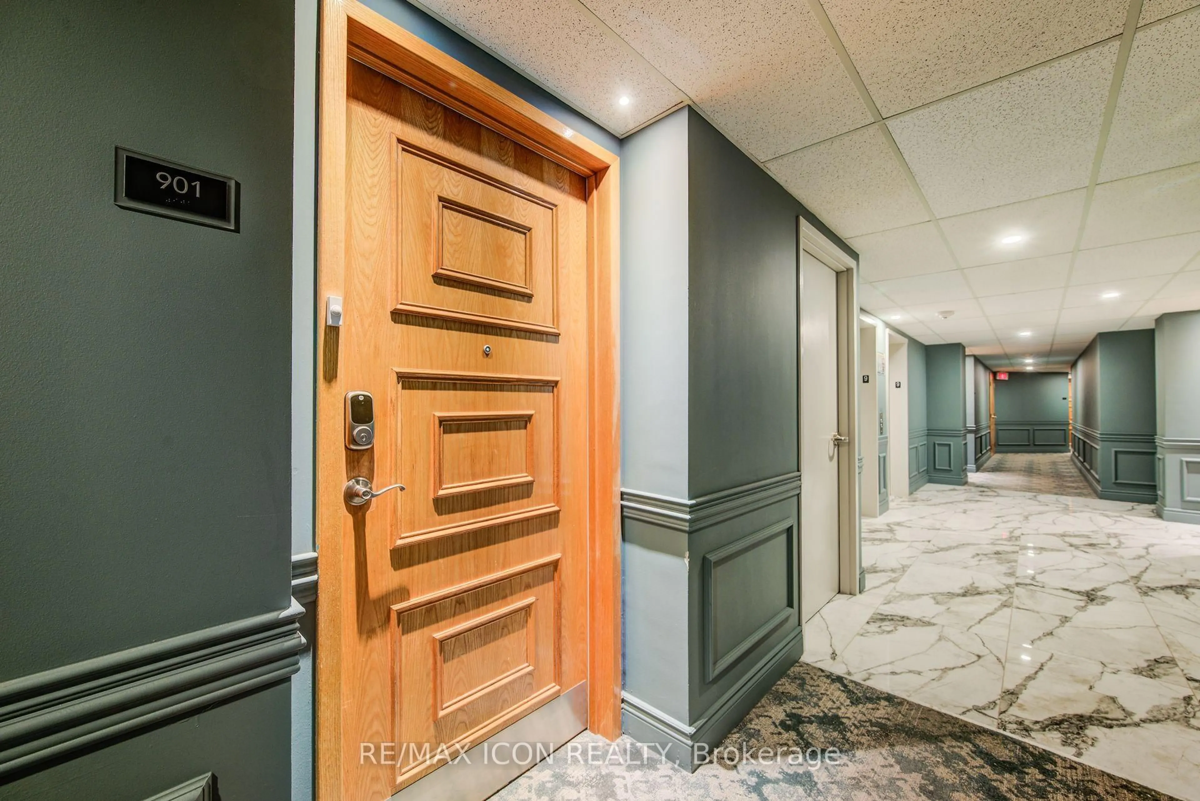 Indoor foyer for 237 King St #901, Cambridge Ontario N3H 5L2