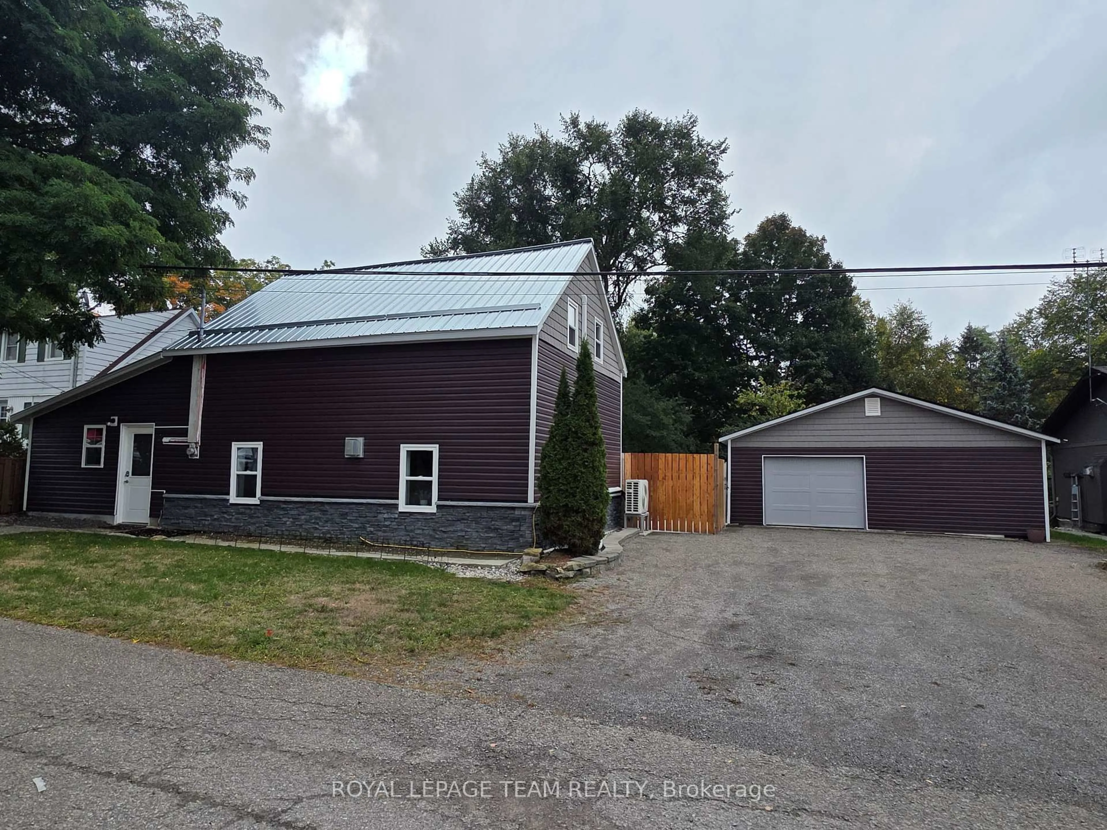 A pic from outside/outdoor area/front of a property/back of a property/a pic from drone, unknown for 118 WILLIAM St, Merrickville-Wolford Ontario K0G 1N0