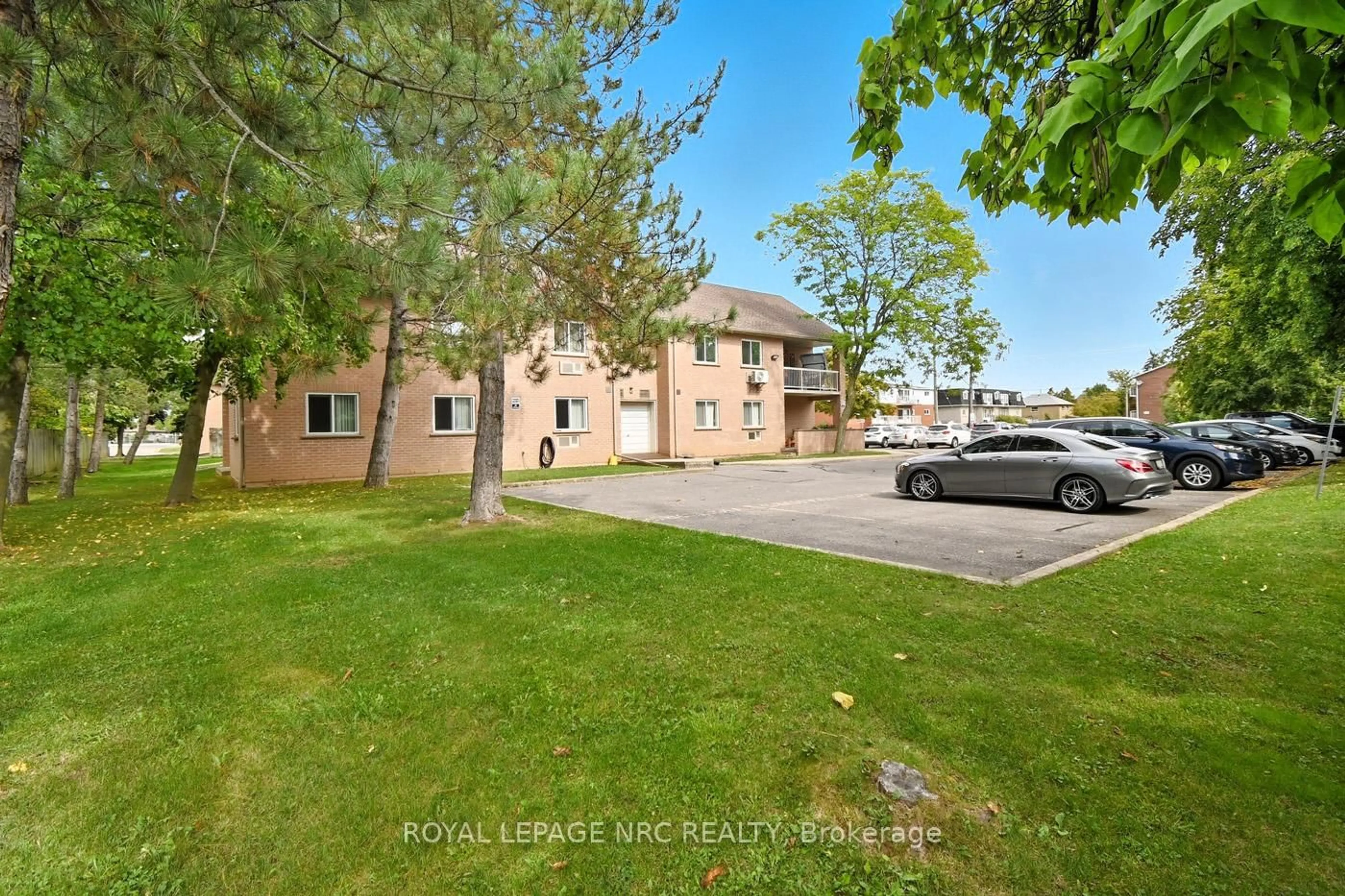 A pic from outside/outdoor area/front of a property/back of a property/a pic from drone, unknown for 117 Willson Rd #9, Welland Ontario L3C 2T4