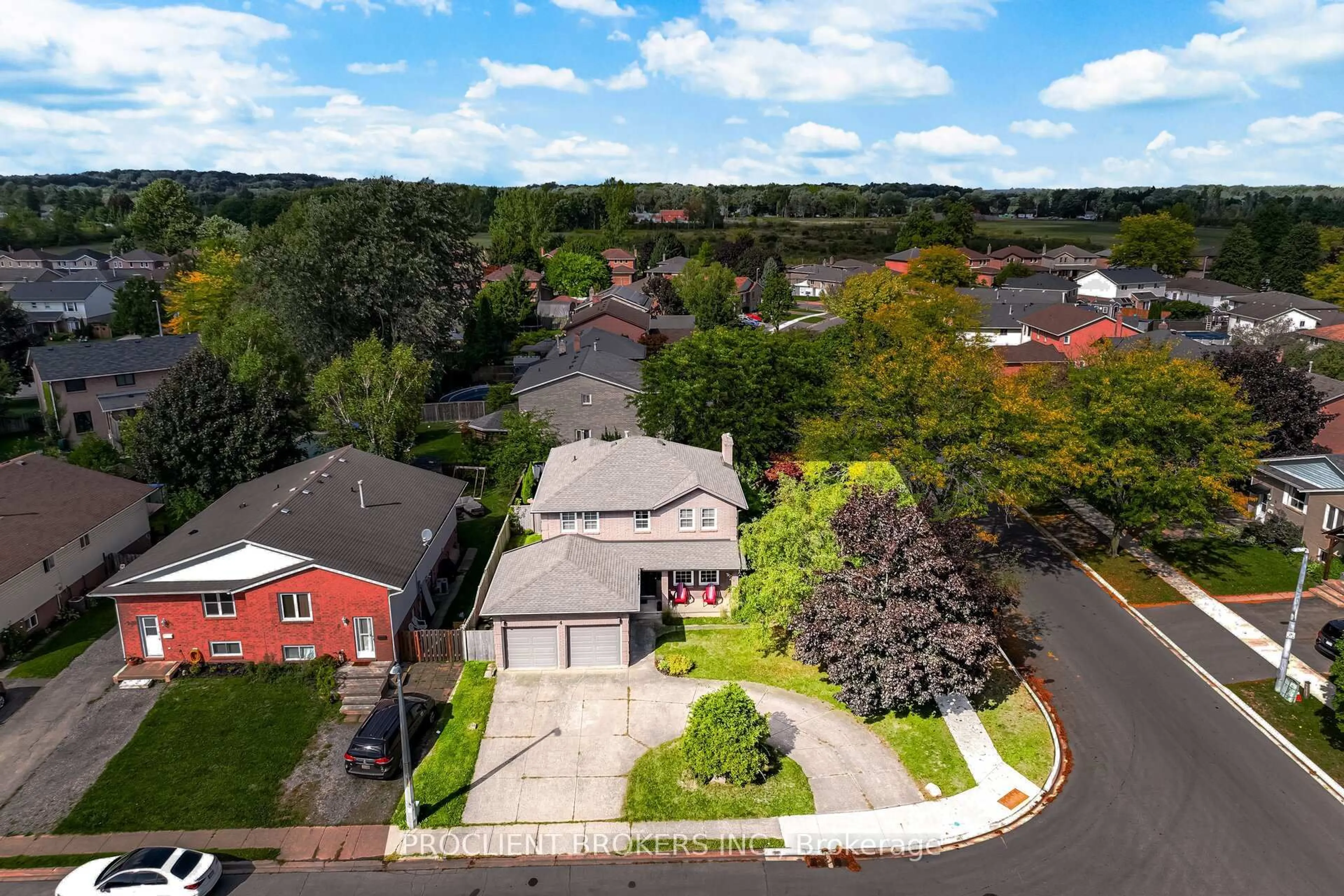A pic from outside/outdoor area/front of a property/back of a property/a pic from drone, street for 4 BRIARSDALE Cres, Welland Ontario L3C 6R8