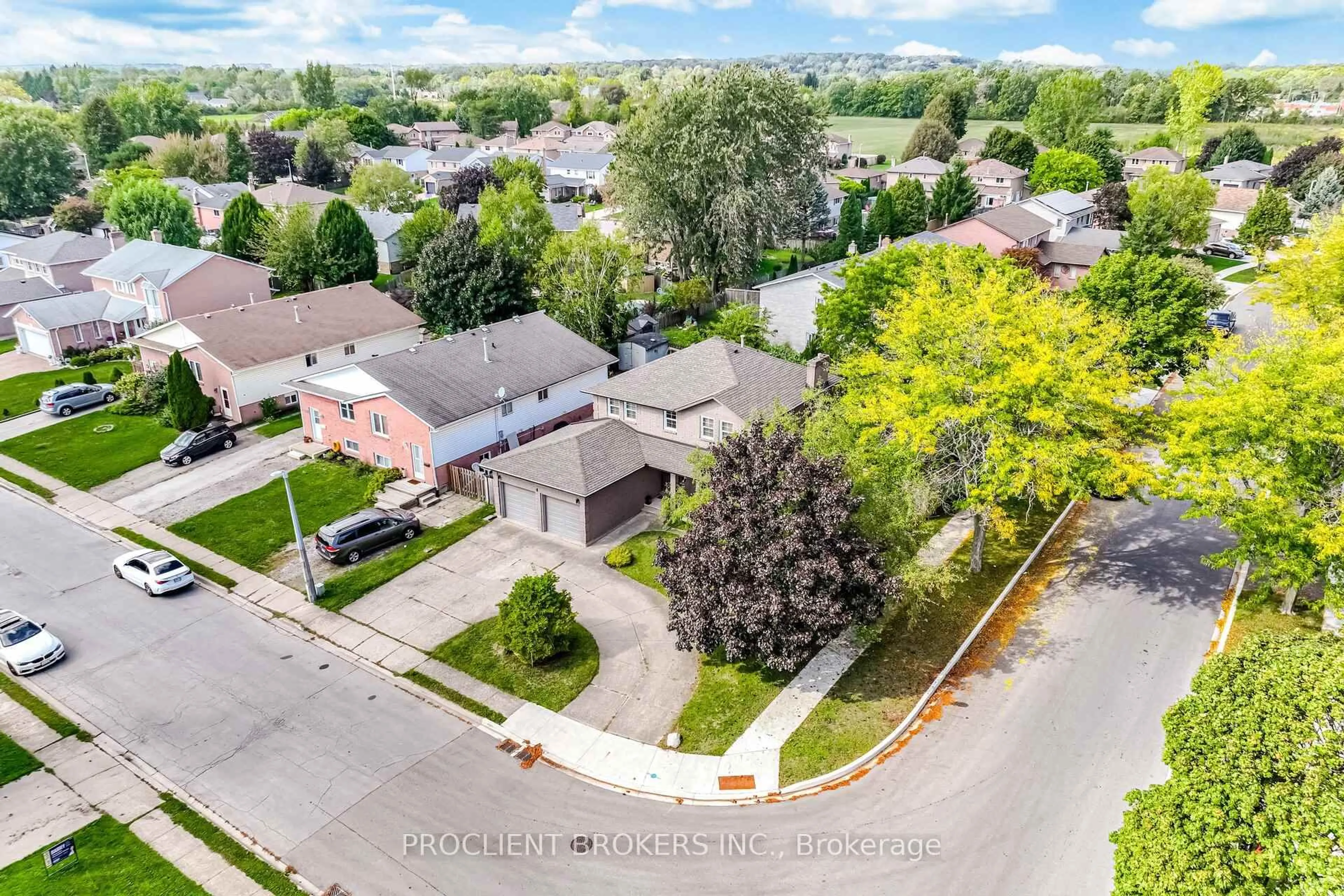 A pic from outside/outdoor area/front of a property/back of a property/a pic from drone, street for 4 BRIARSDALE Cres, Welland Ontario L3C 6R8