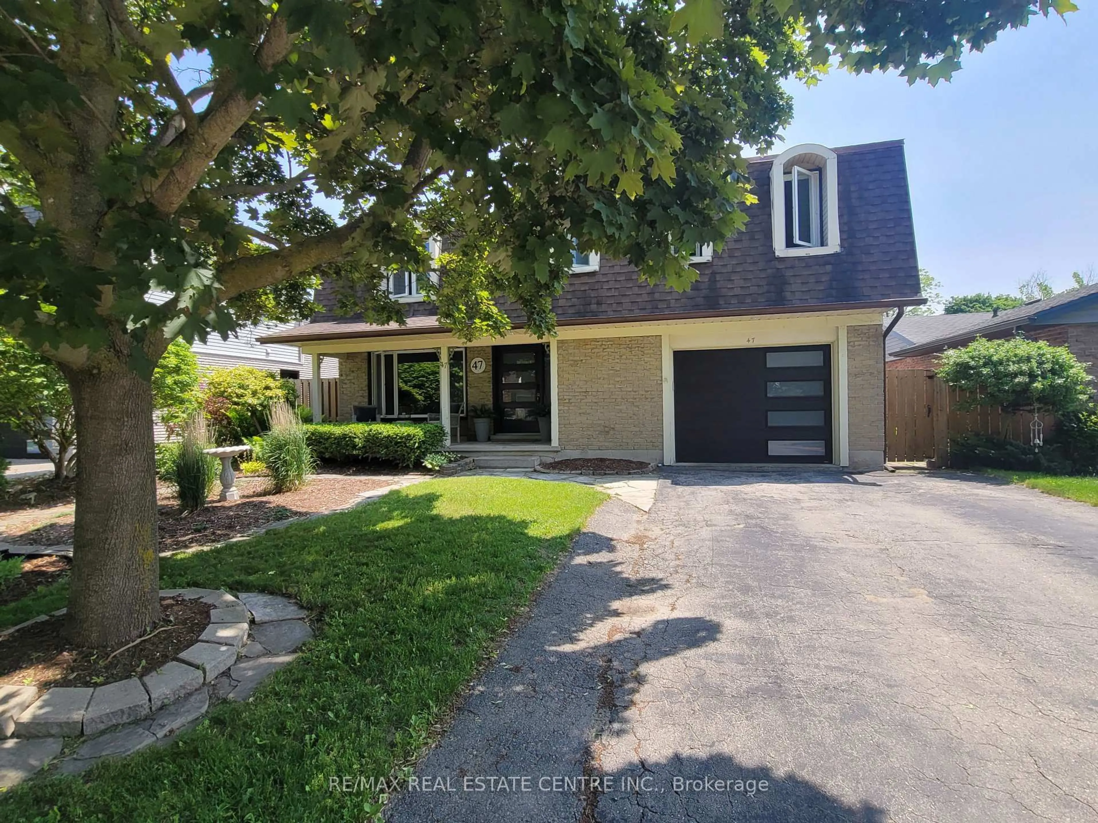 A pic from outside/outdoor area/front of a property/back of a property/a pic from drone, street for 47 Manor Dr, Kitchener Ontario N2A 2T9