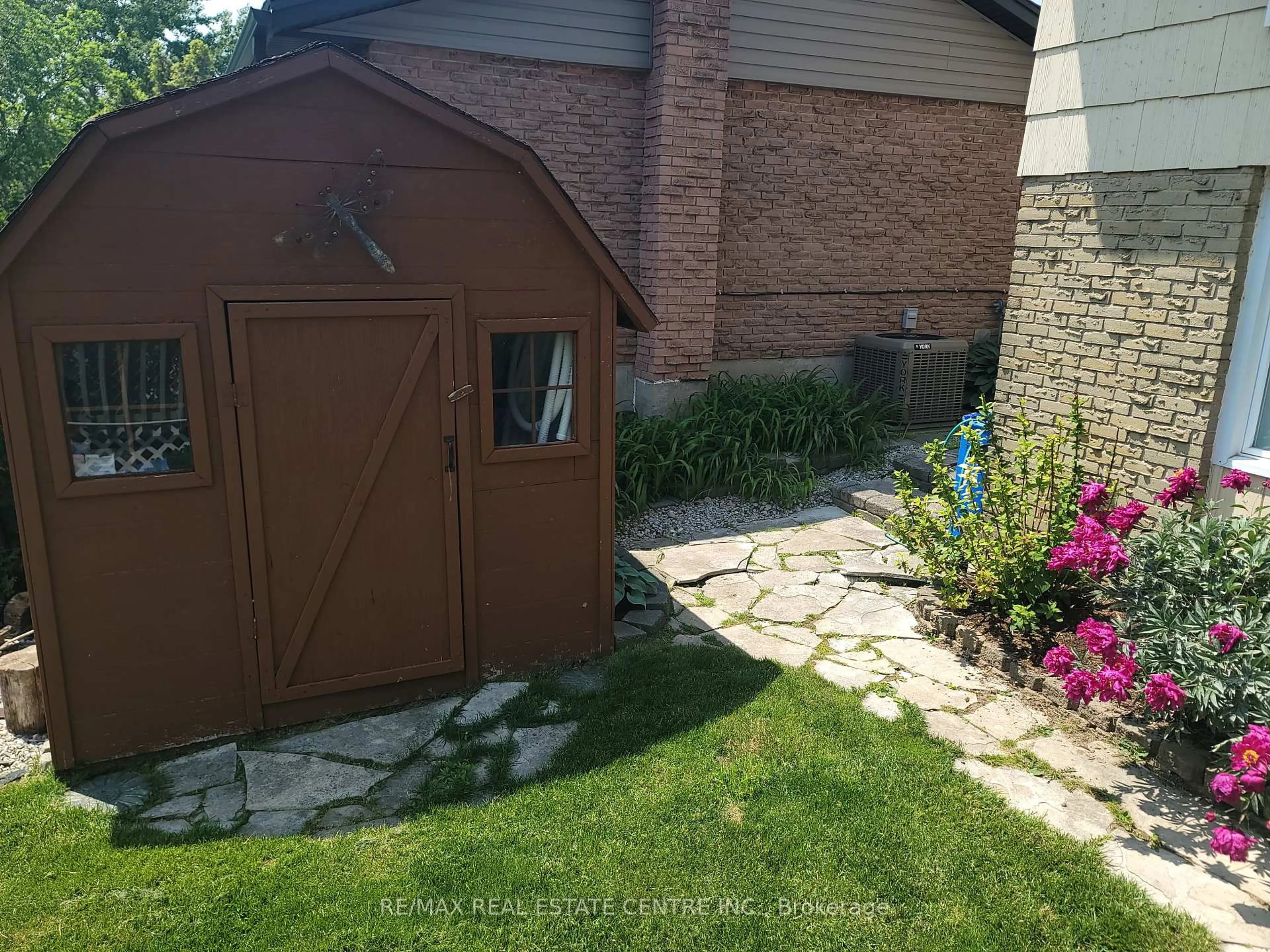 Shed for 47 Manor Dr, Kitchener Ontario N2A 2T9