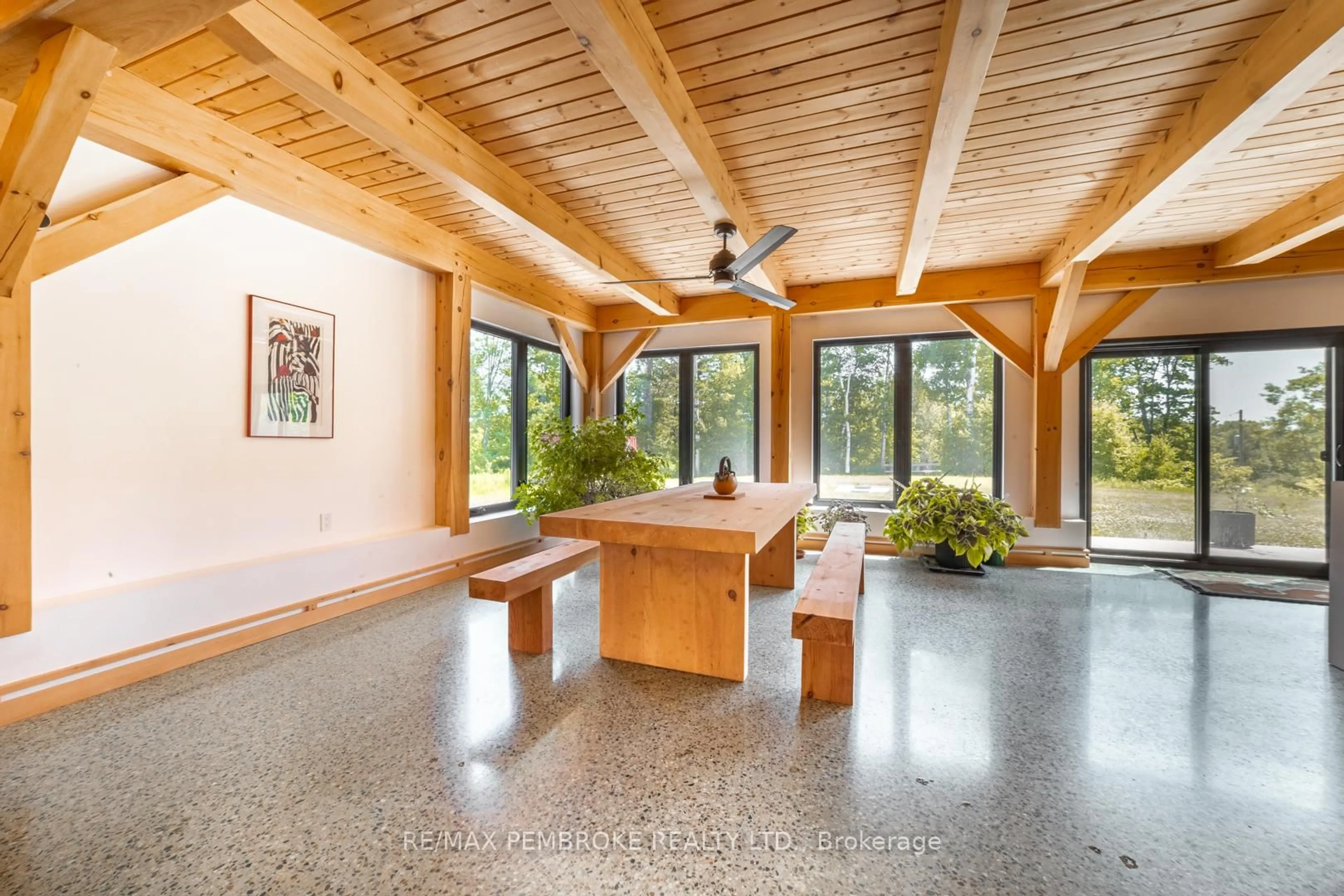 Indoor foyer for 102 Rantz Rd, Petawawa Ontario K8H 2W8