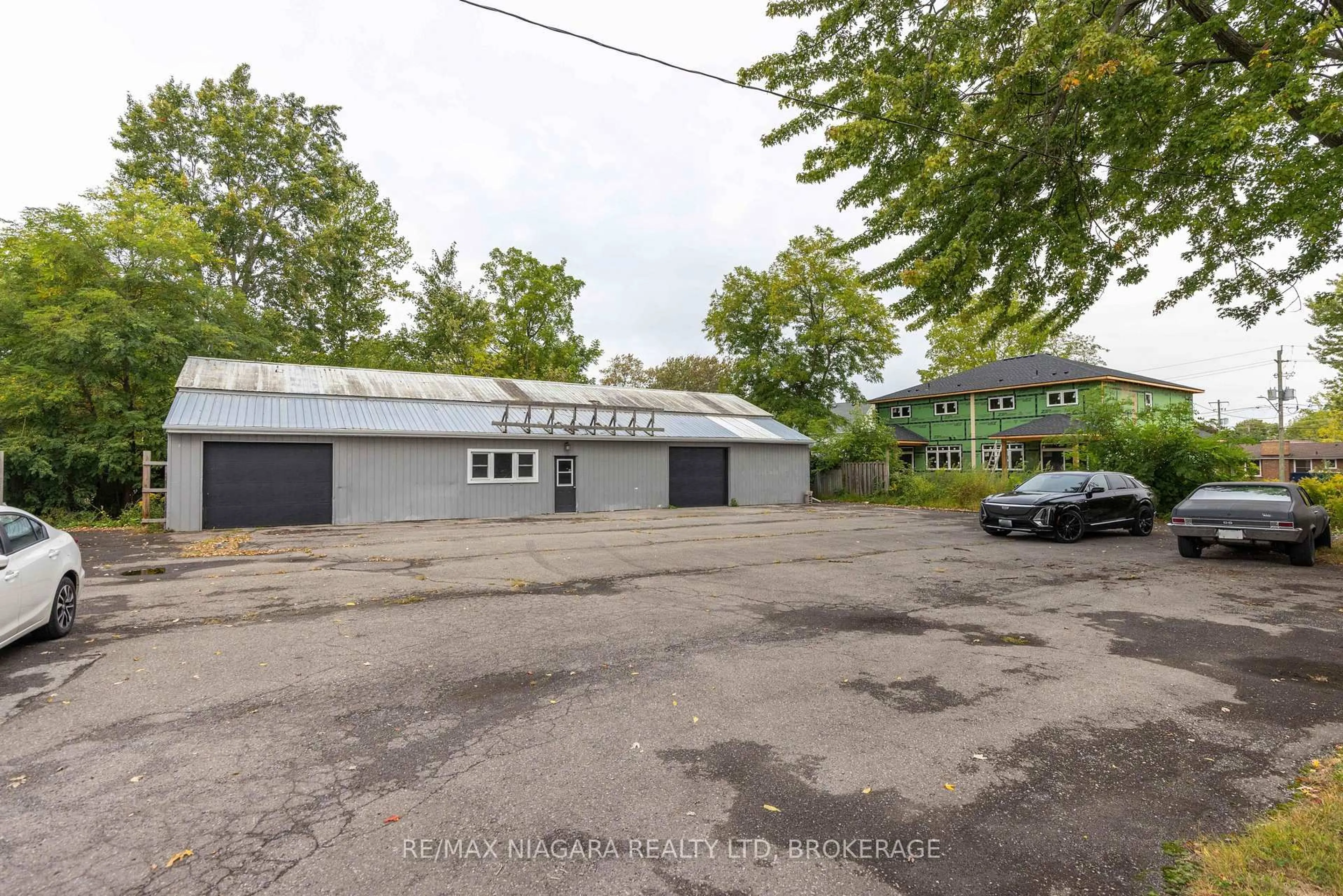 A pic from outside/outdoor area/front of a property/back of a property/a pic from drone, building for 197-199 Ridge Rd, Fort Erie Ontario L0S 1N0