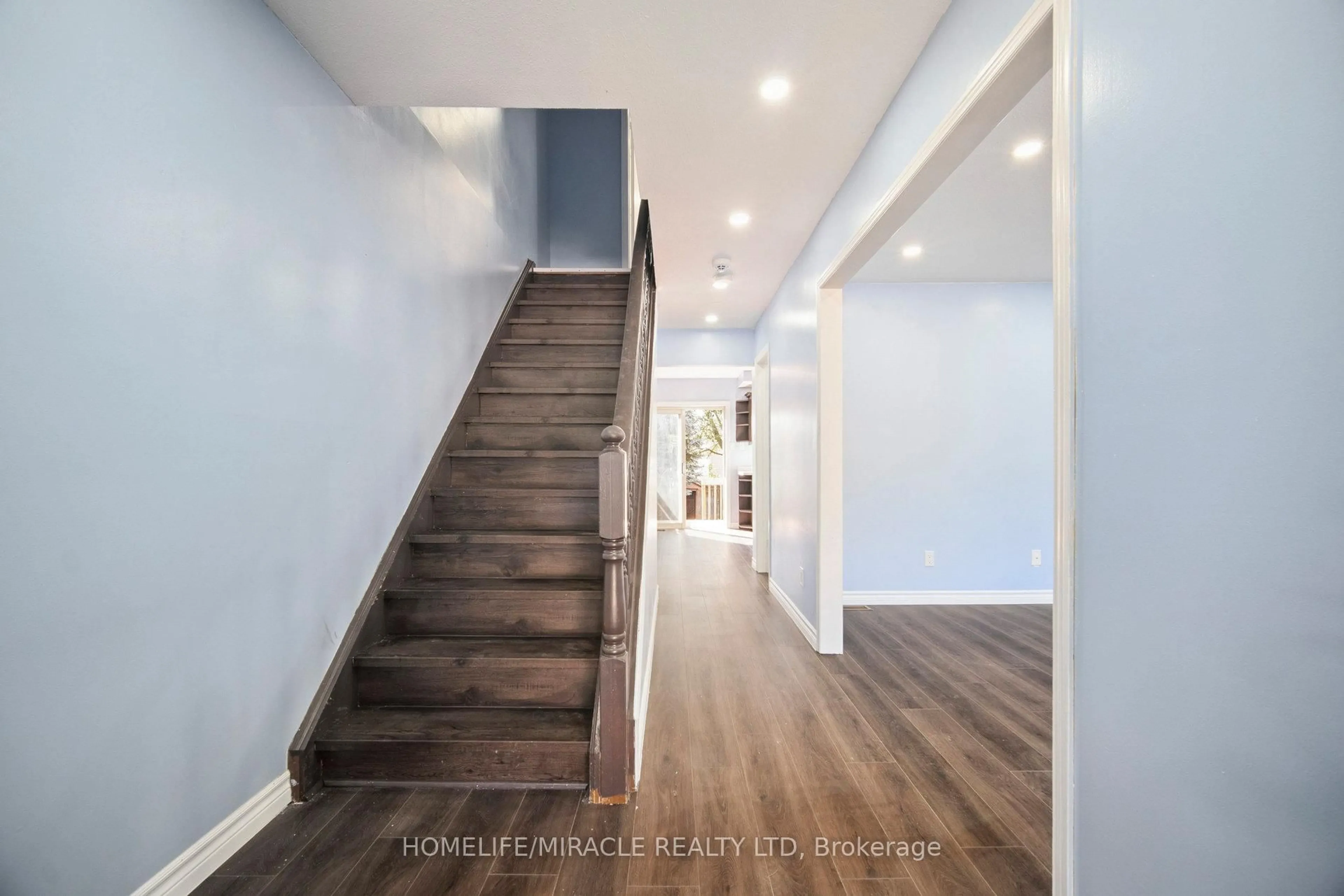 Indoor entryway for 1785 Marconi Blvd, London East Ontario N5V 4T9
