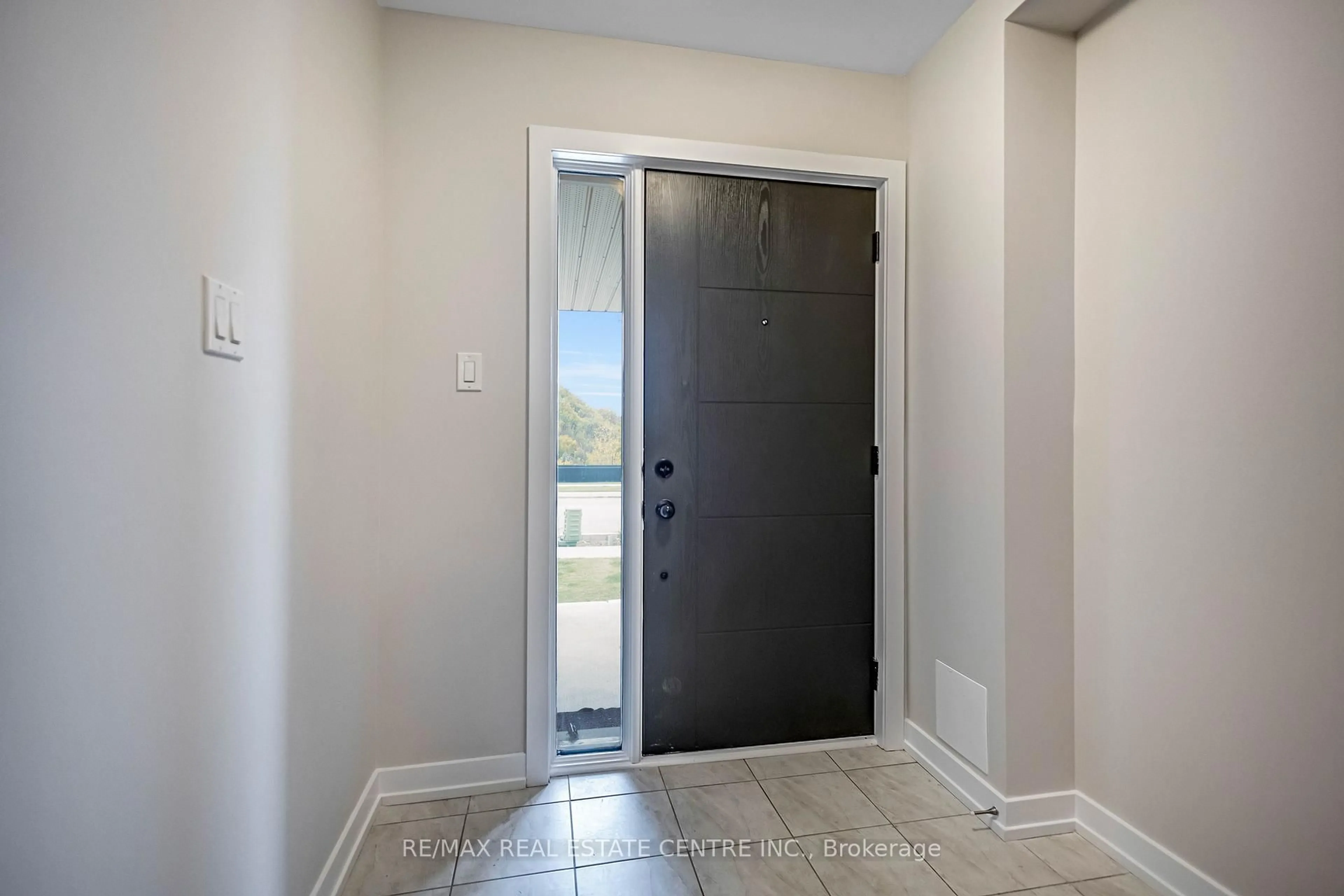 Indoor entryway for 19 Baskett St, Brantford Ontario N3T 0W4
