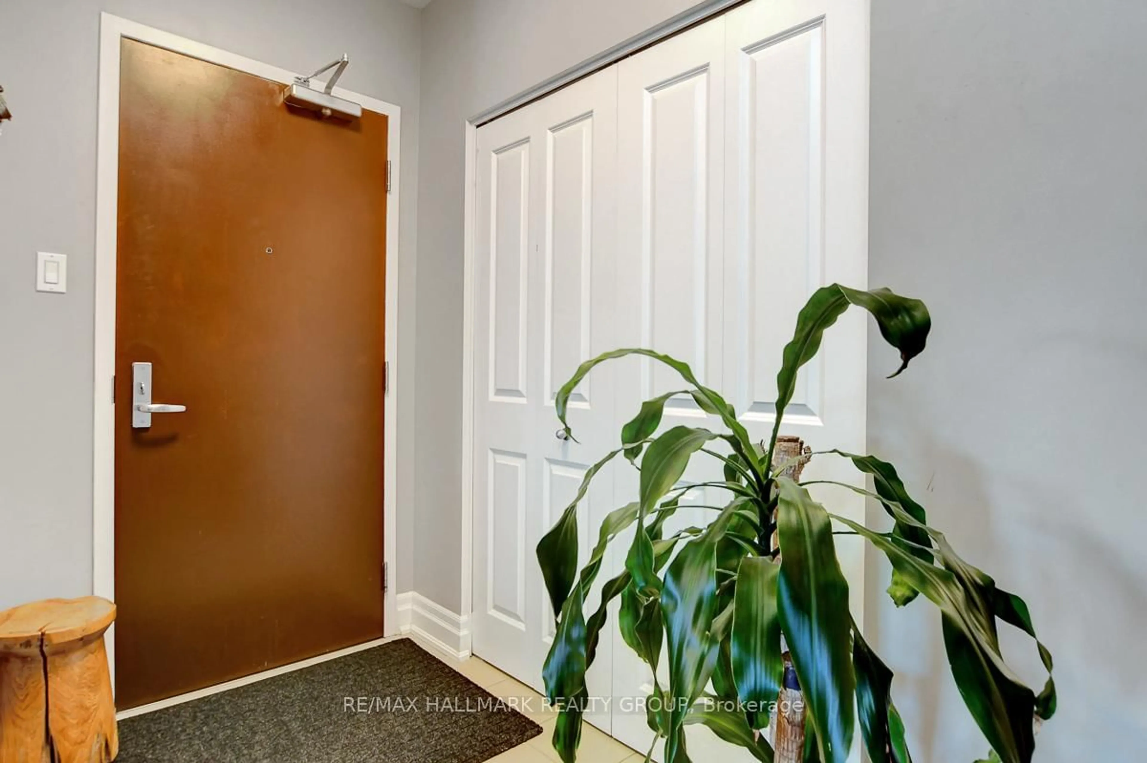 Indoor entryway for 90 Landry St #1101, Ottawa Ontario K1L 0A9