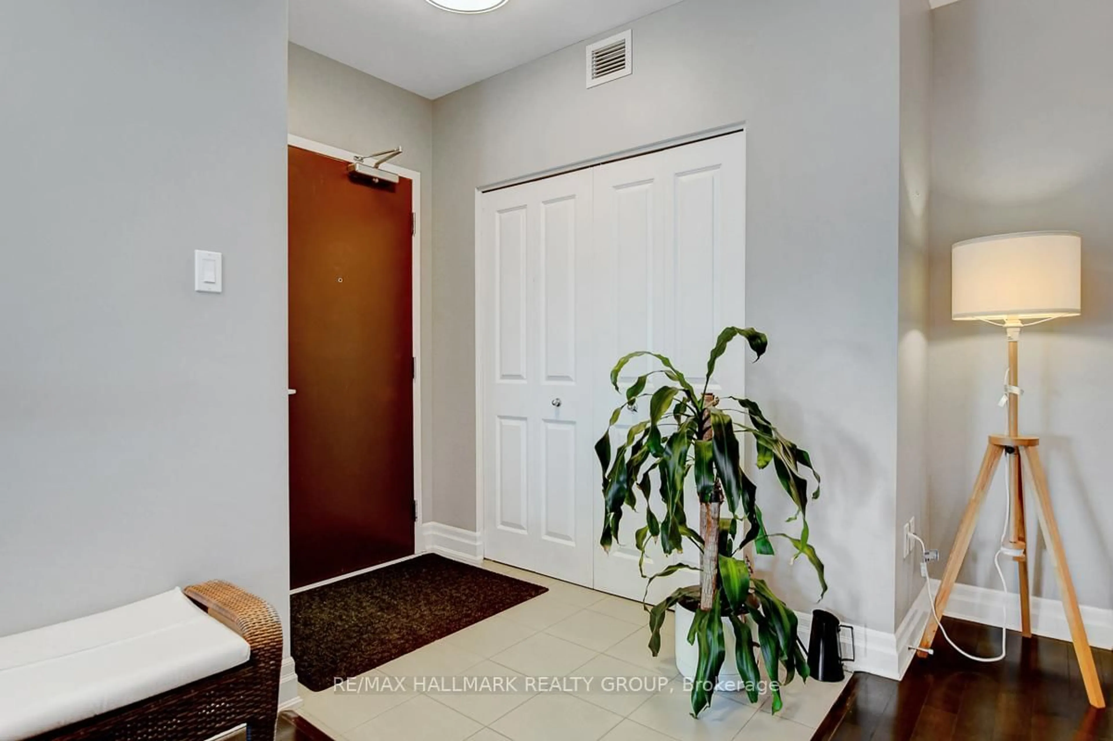 Indoor entryway for 90 Landry St #1101, Ottawa Ontario K1L 0A9