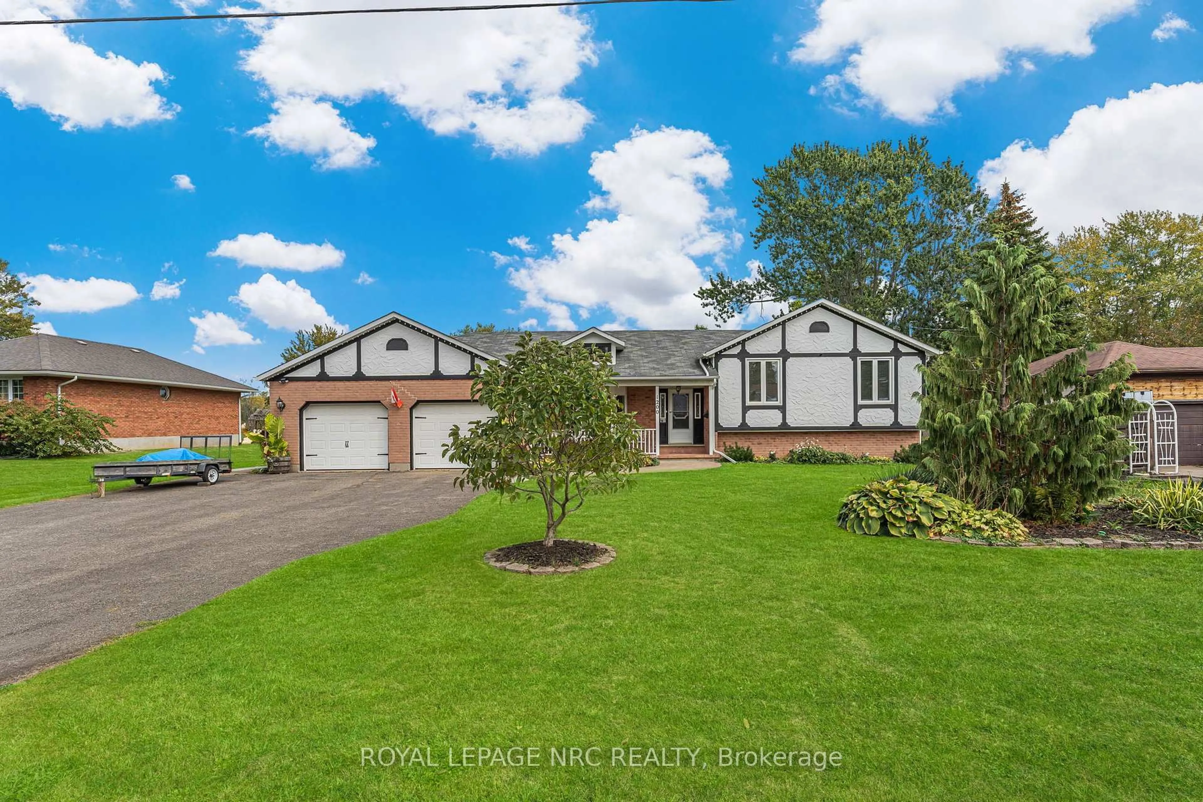 A pic from outside/outdoor area/front of a property/back of a property/a pic from drone, street for 1200 PETTIT Rd, Fort Erie Ontario L2A 5A3