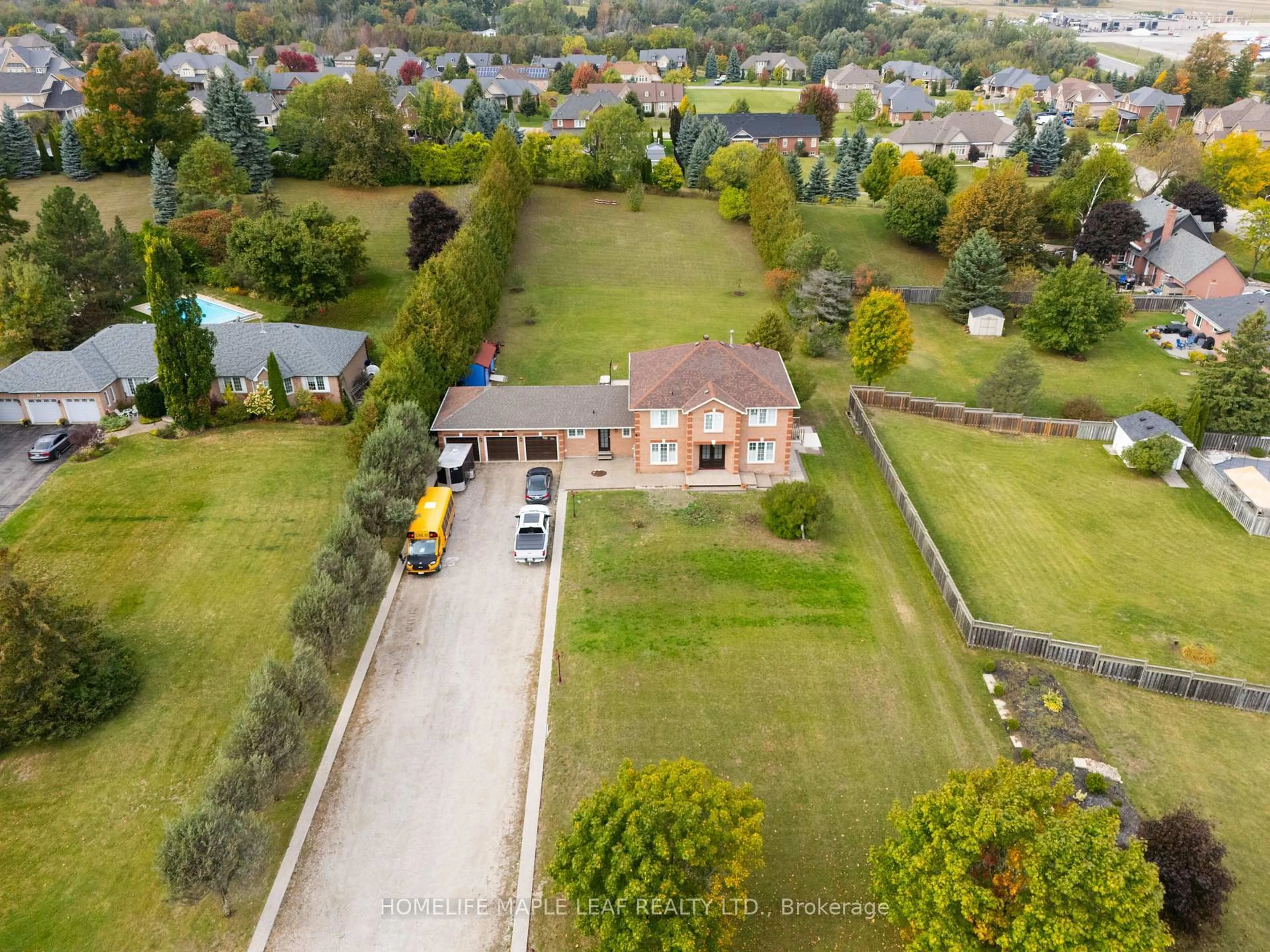 A pic from outside/outdoor area/front of a property/back of a property/a pic from drone, unknown for 36 Hawthorne Rd, Mono Ontario L9W 6G7