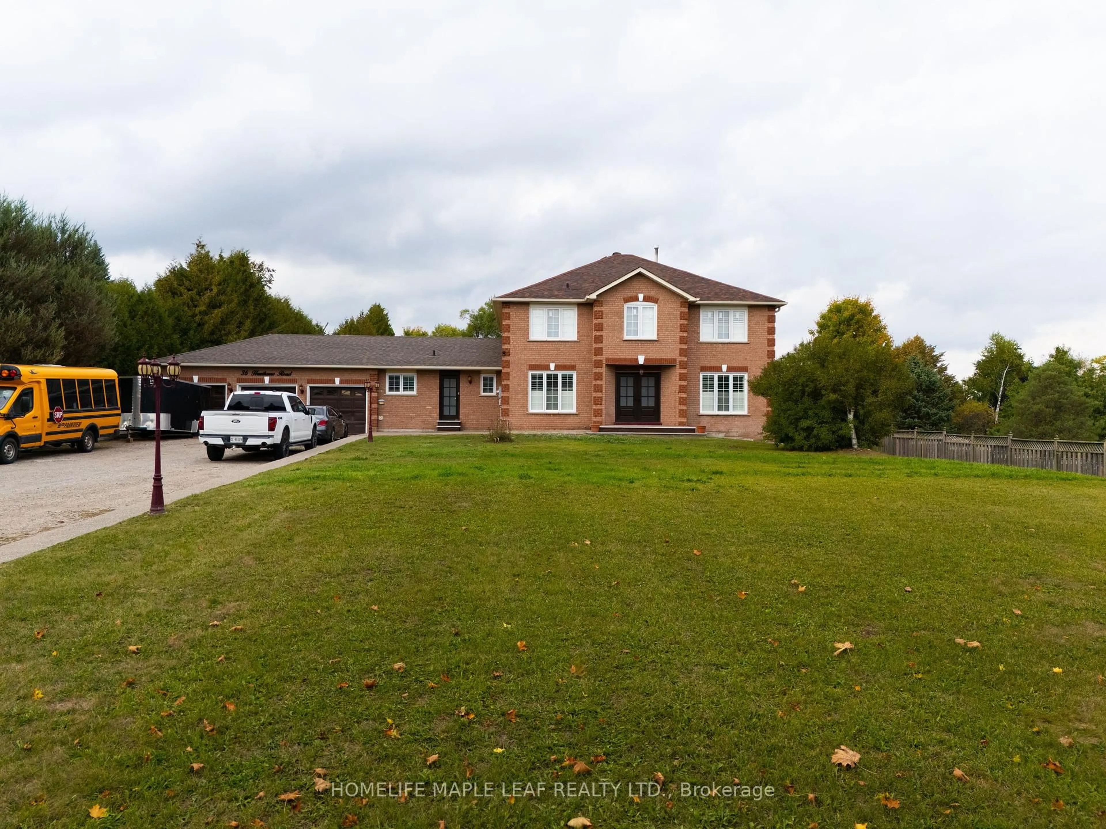 A pic from outside/outdoor area/front of a property/back of a property/a pic from drone, building for 36 Hawthorne Rd, Mono Ontario L9W 6G7