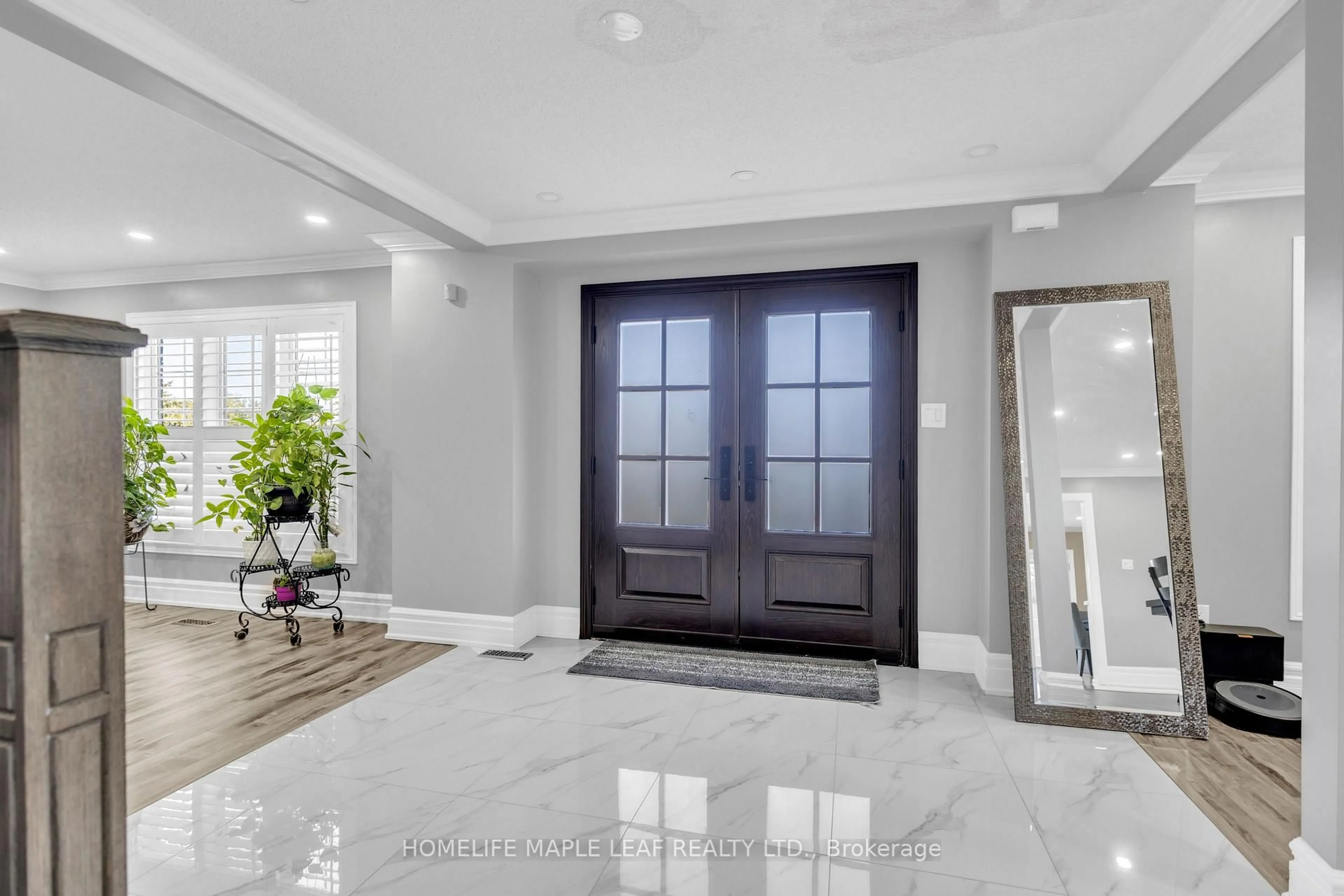 Indoor entryway for 36 Hawthorne Rd, Mono Ontario L9W 6G7