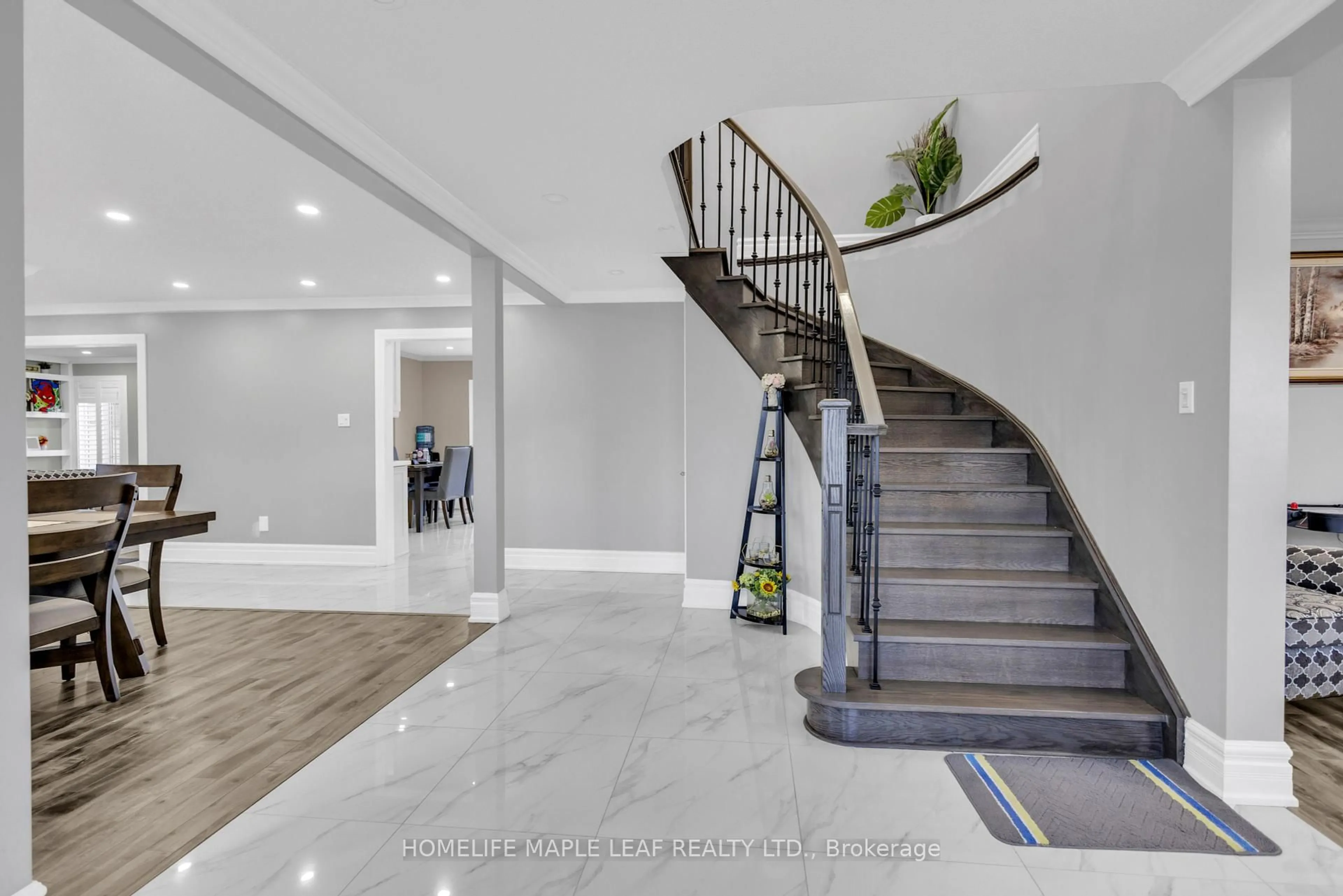 Indoor foyer for 36 Hawthorne Rd, Mono Ontario L9W 6G7