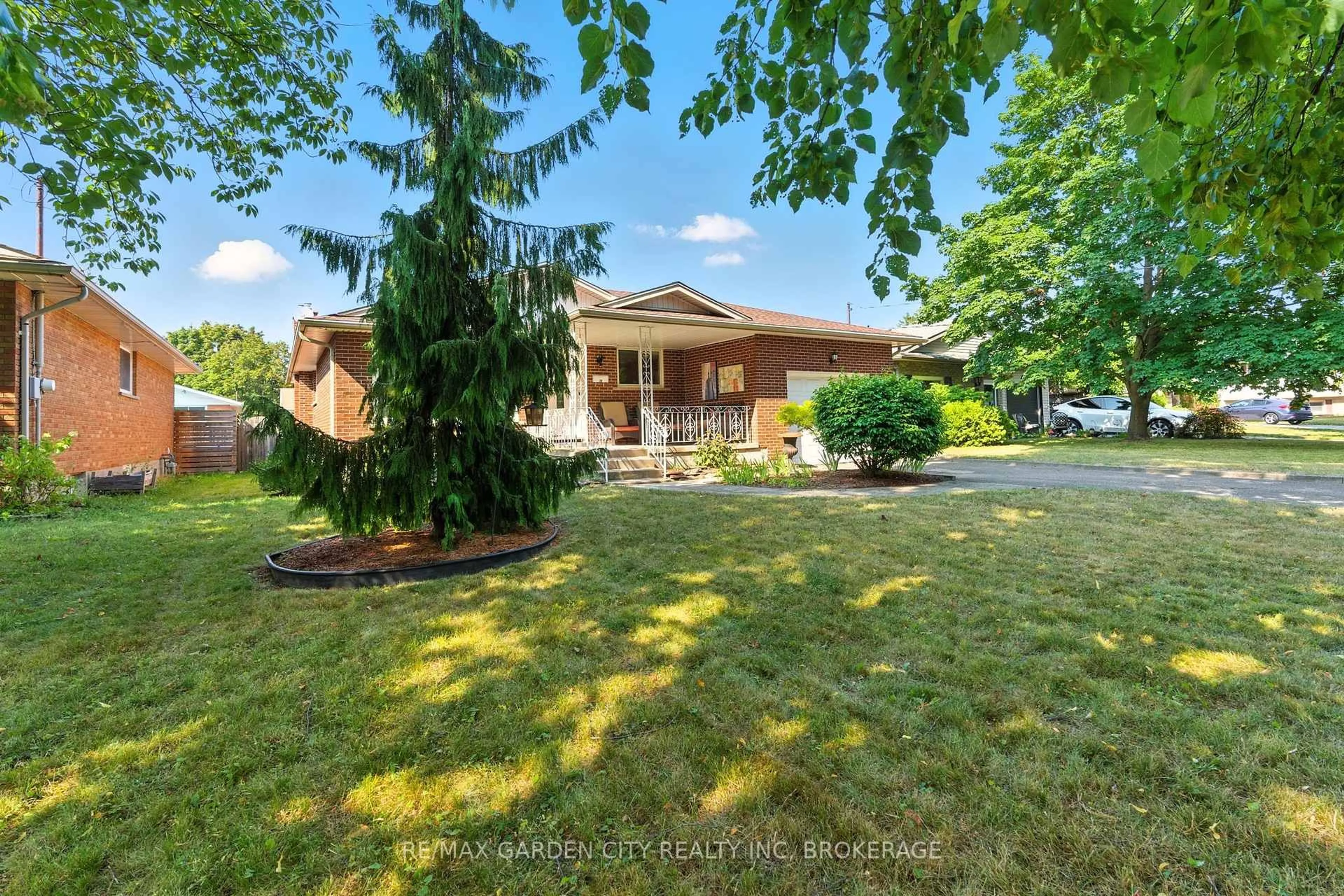 A pic from outside/outdoor area/front of a property/back of a property/a pic from drone, street for 28 Faye Cres, St. Catharines Ontario L2N 1N7