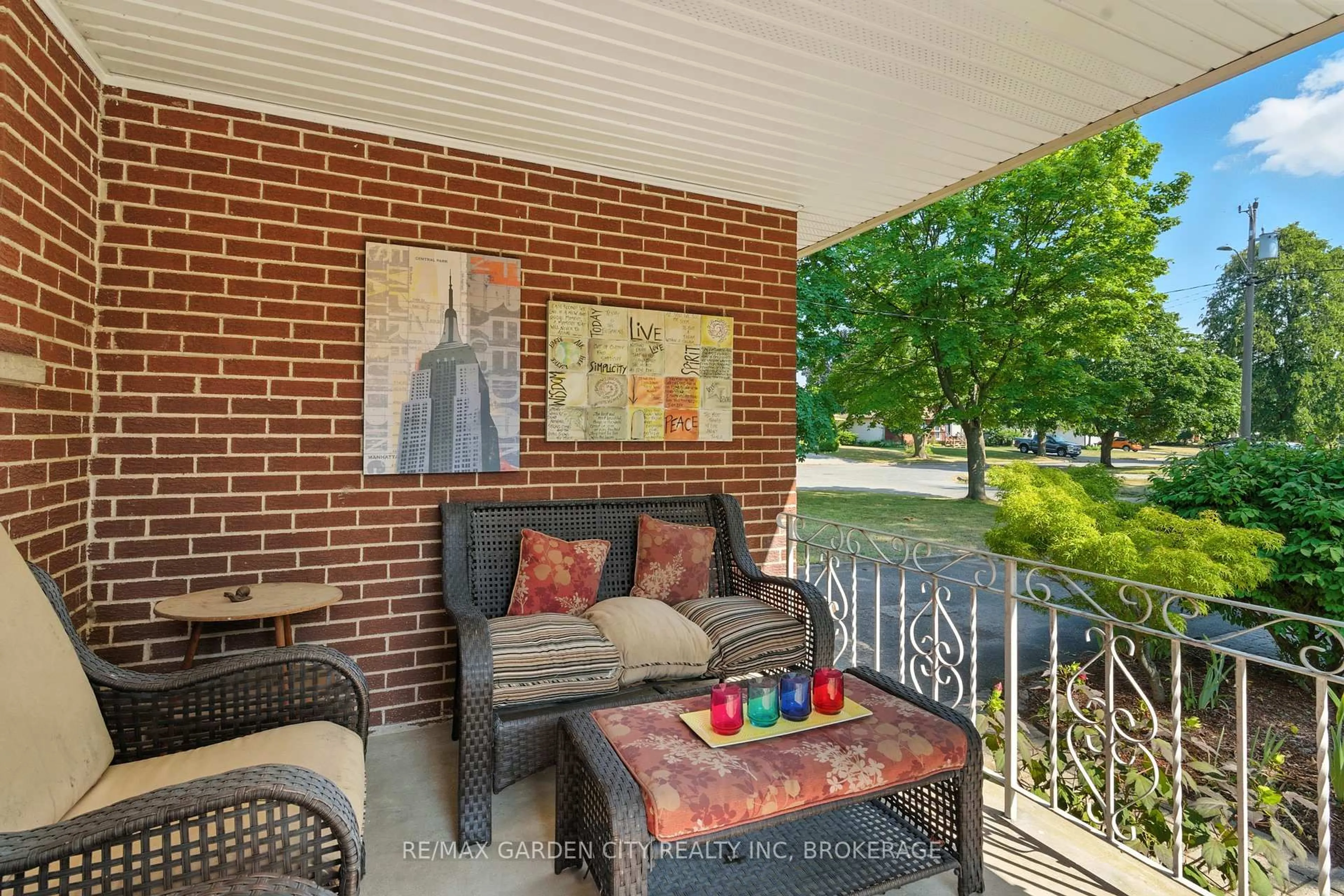 Patio, street for 28 Faye Cres, St. Catharines Ontario L2N 1N7