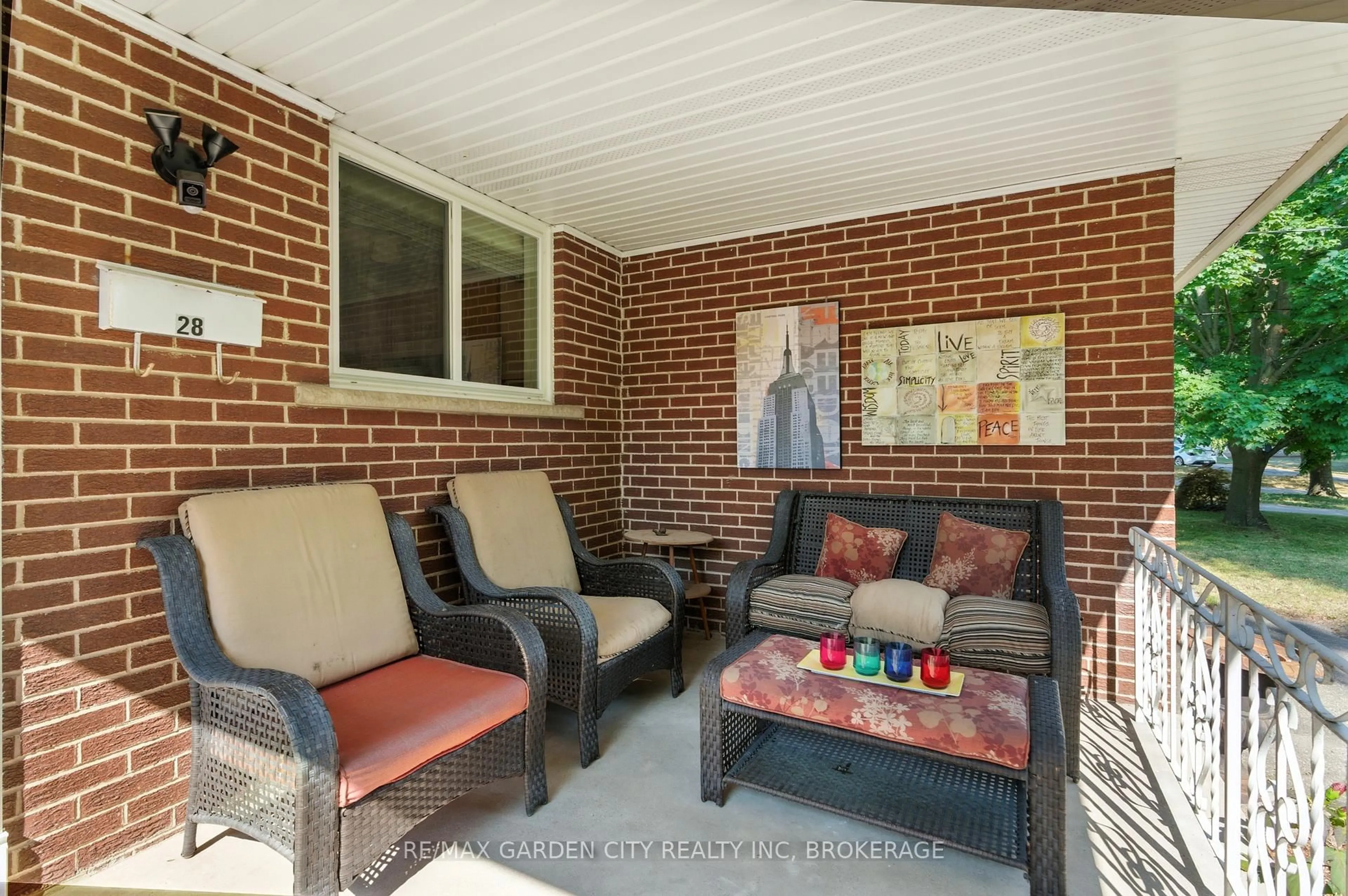 Patio, street for 28 Faye Cres, St. Catharines Ontario L2N 1N7