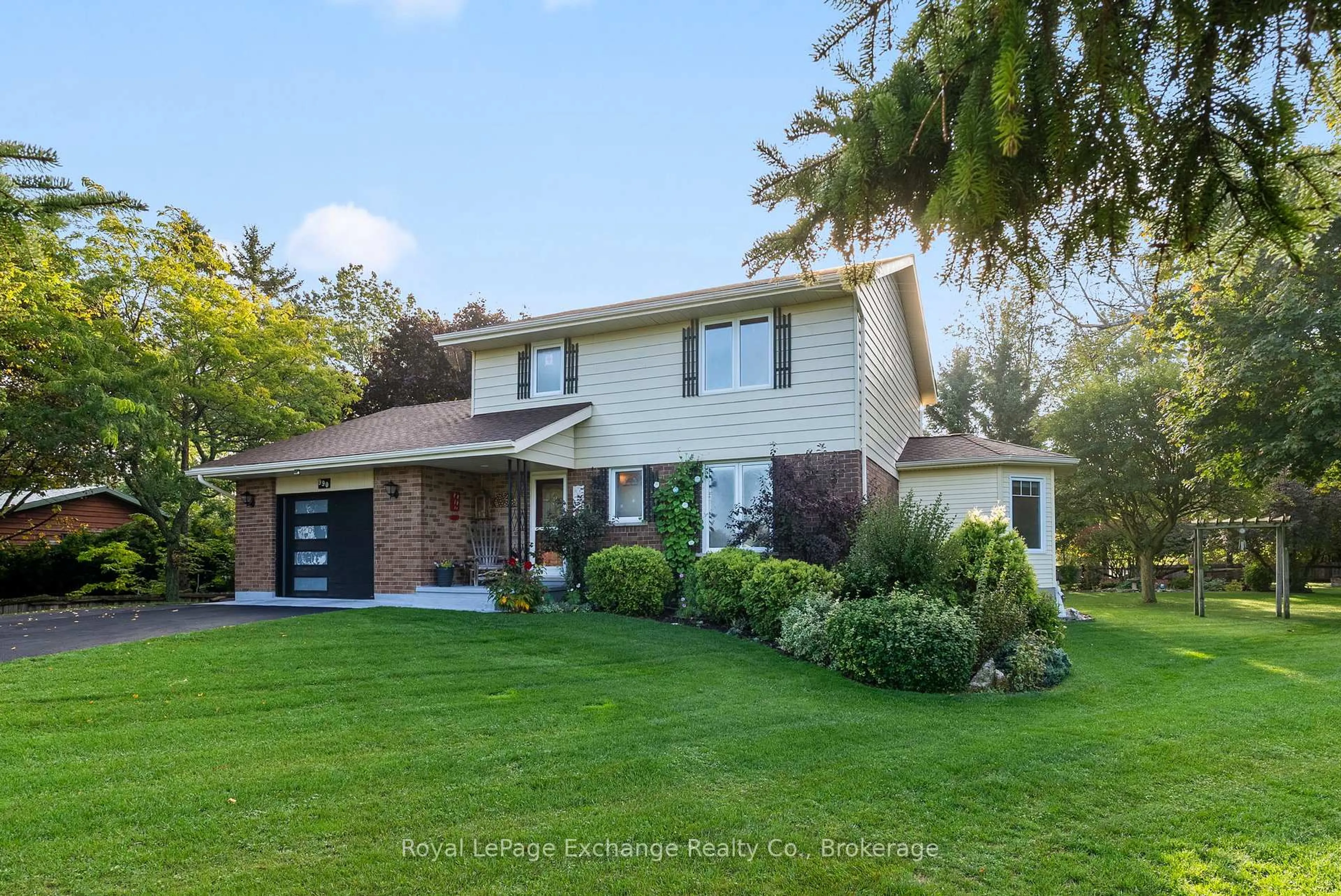 Home with vinyl exterior material, street for 990 Heritage Dr, Huron-Kinloss Ontario N2Z 0C2